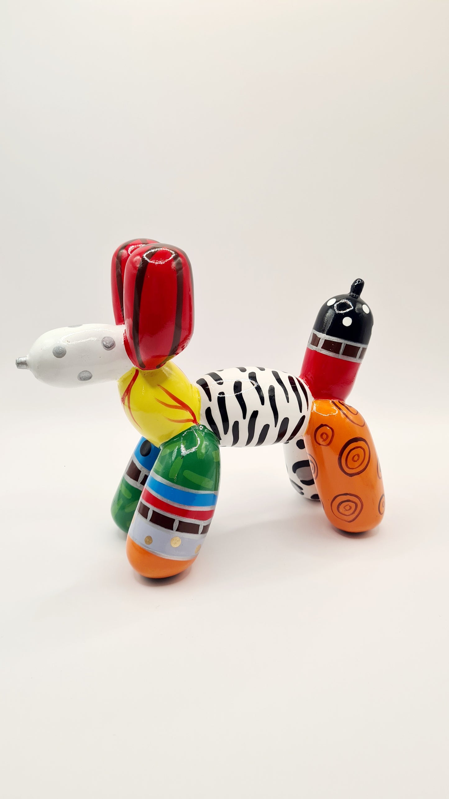 Balloon dog statue in resin, length 7 inches (18 centimeters)