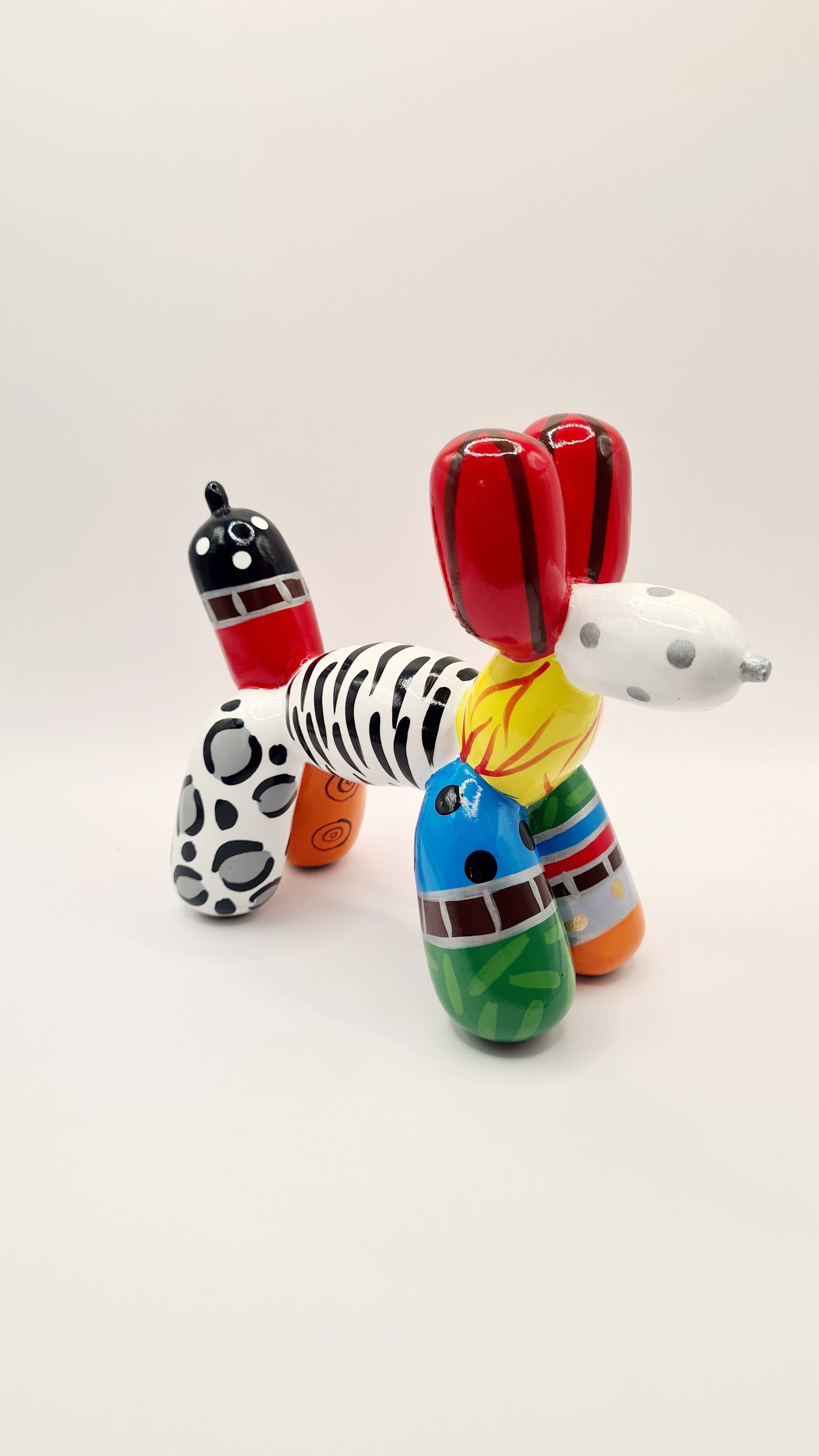 Balloon dog statue in resin, length 7 inches (18 centimeters)