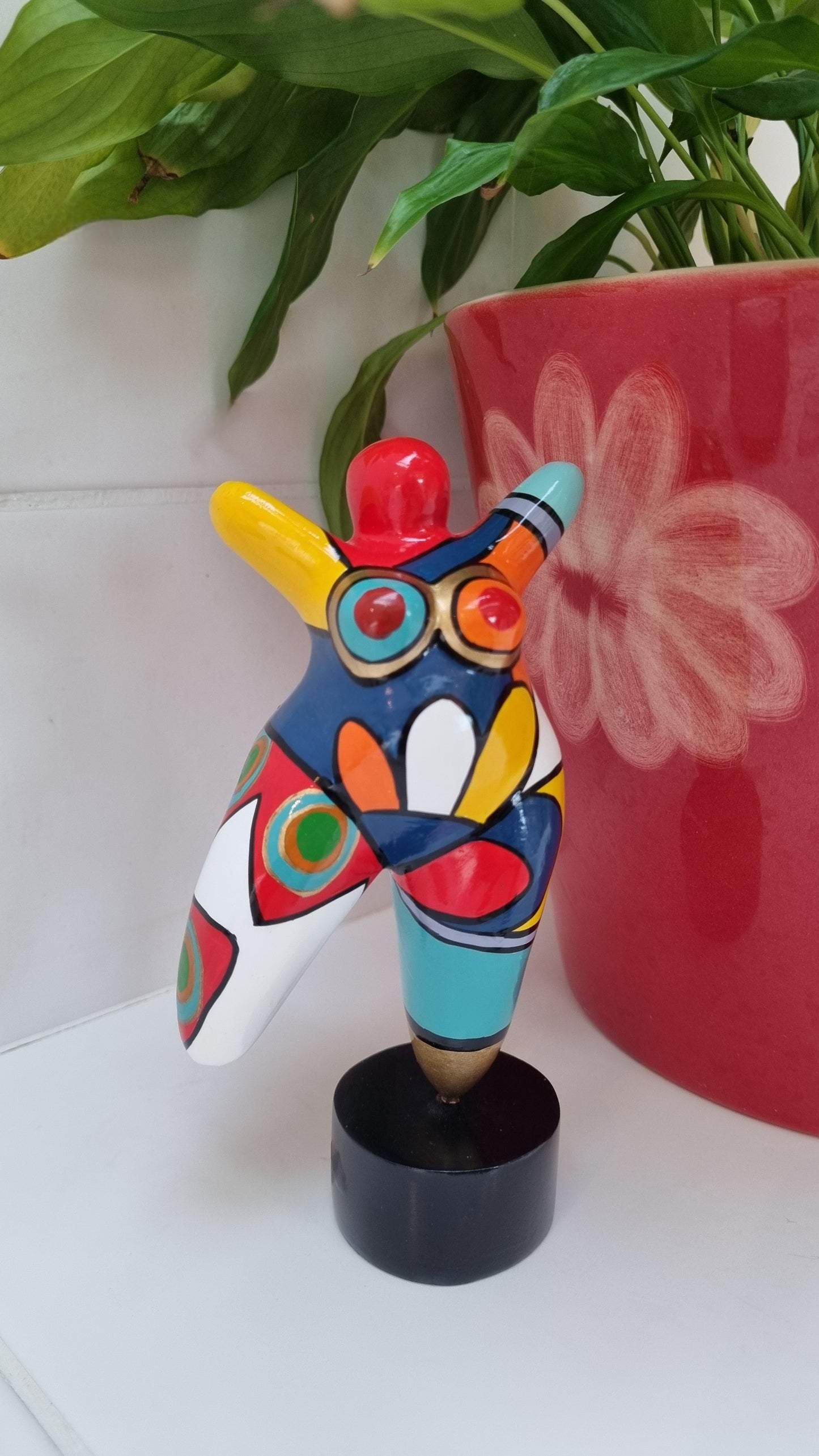 Sculpture of a round & curvy woman, resin colorful. Height 17 centimeters