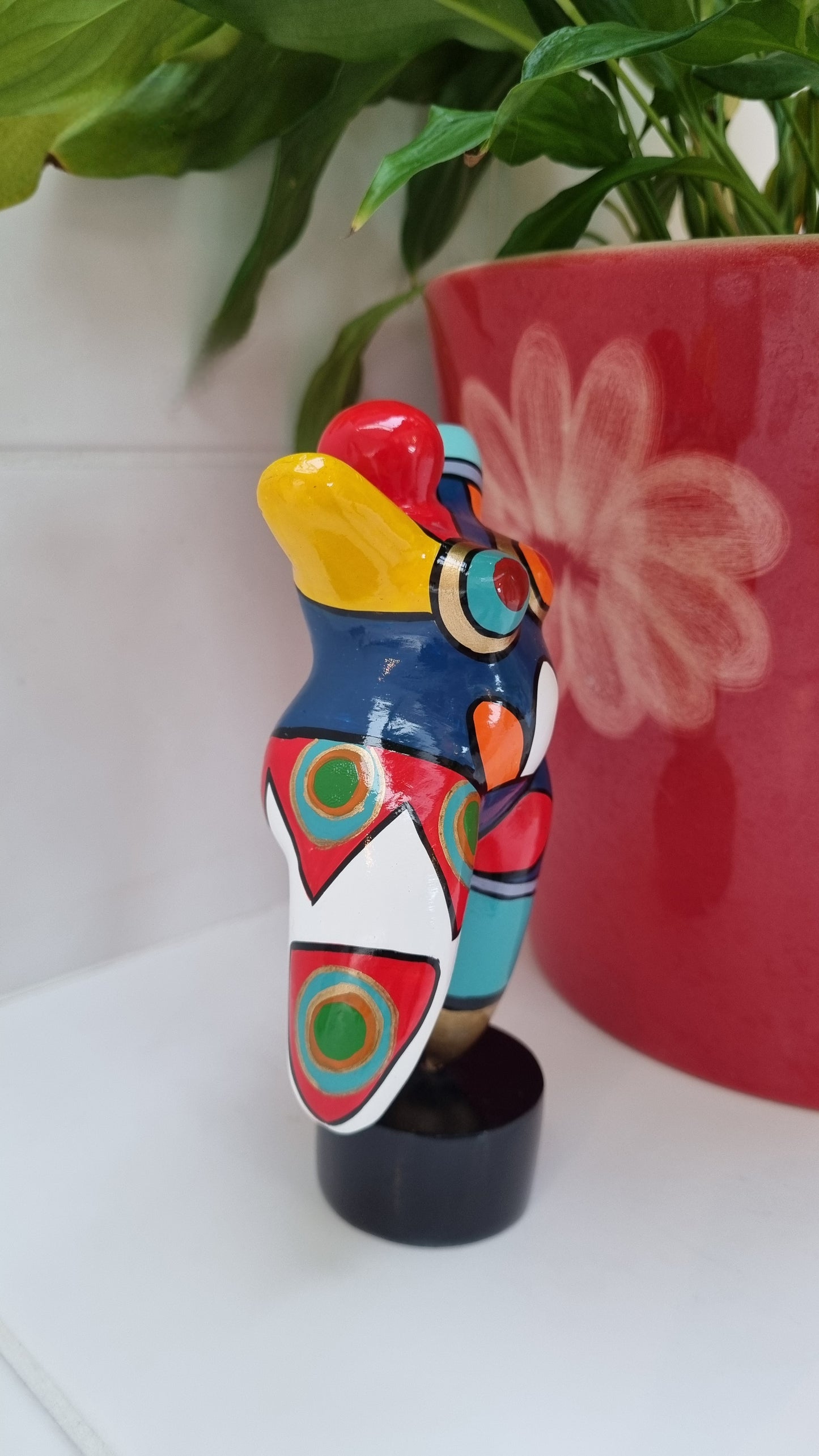 Sculpture of a round & curvy woman, resin colorful. Height 17 centimeters