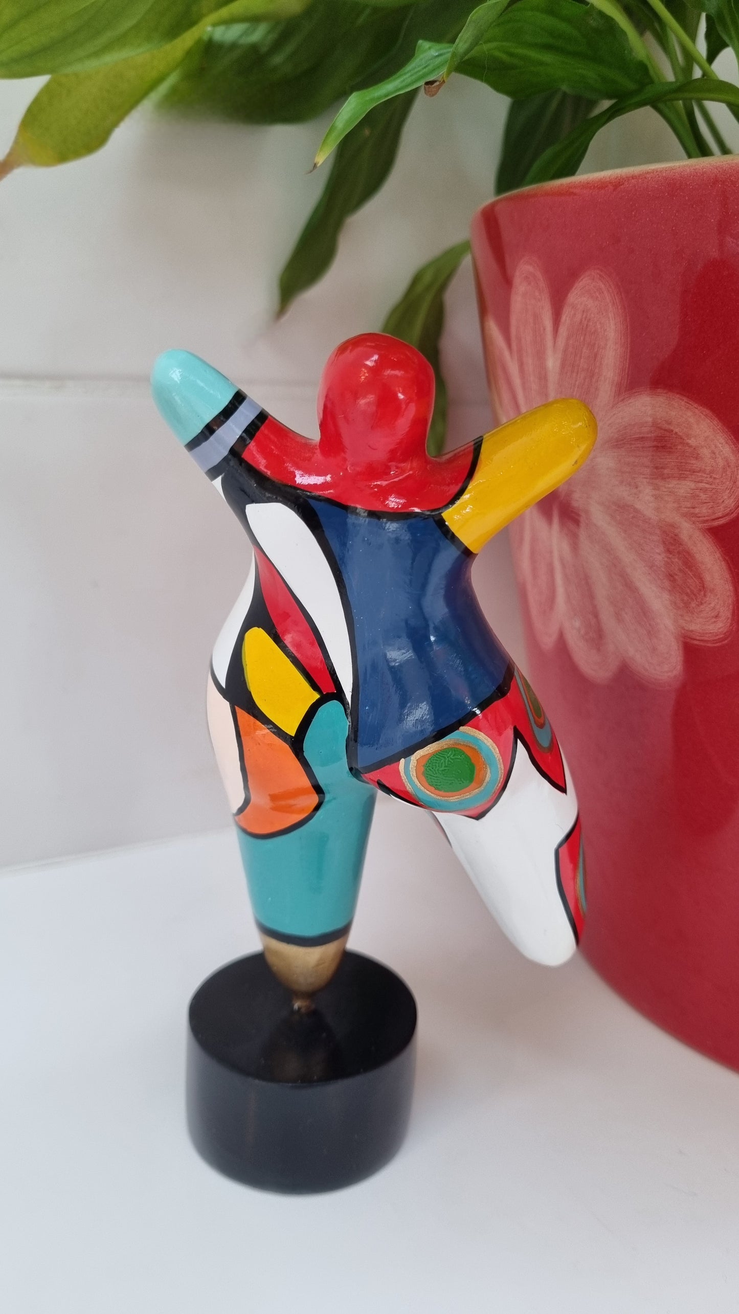 Sculpture of a round & curvy woman, resin colorful. Height 17 centimeters
