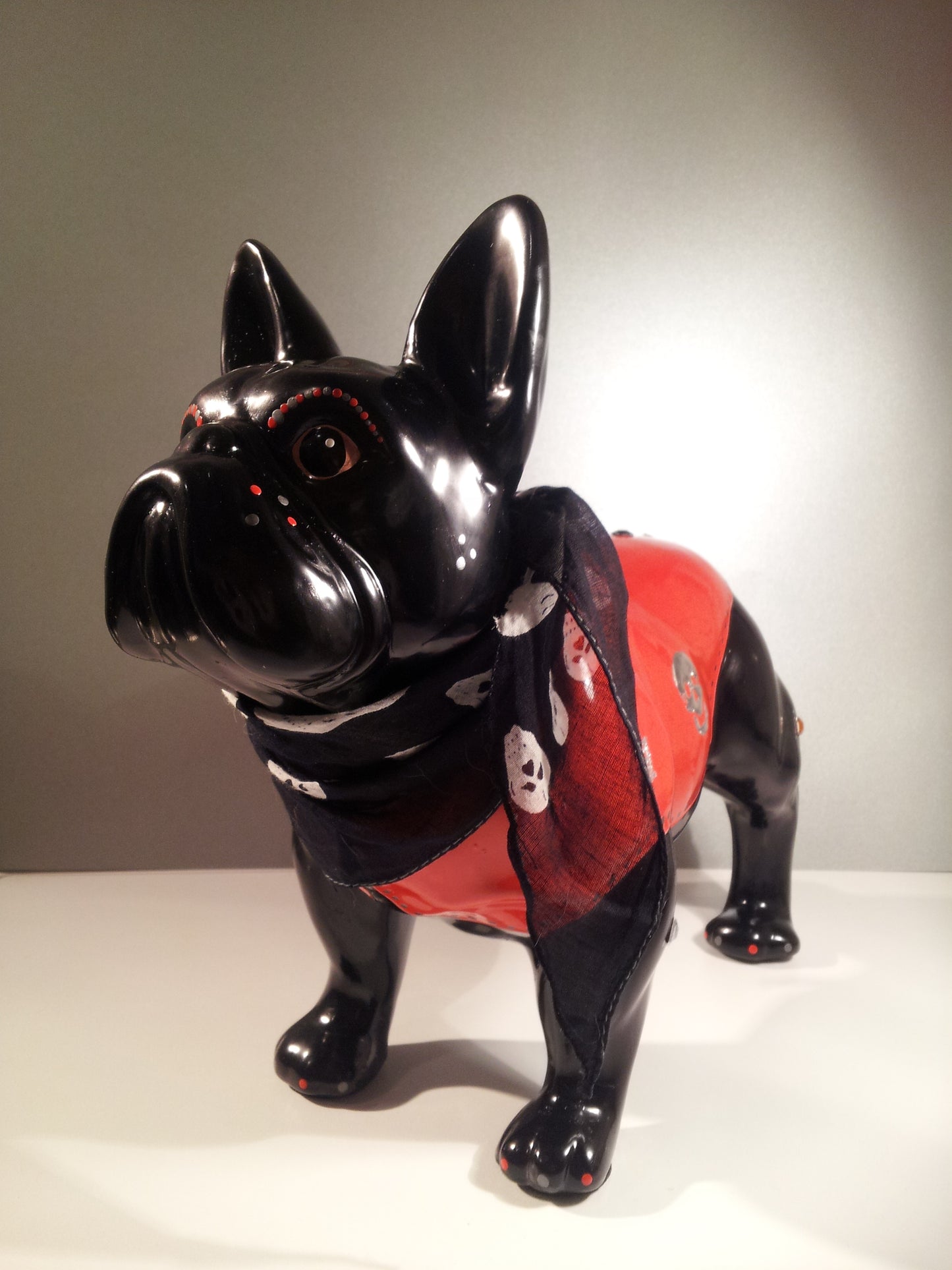 Statue Bouledogue Français, céramique. Longueur 32 centimètres, modèle Davidson