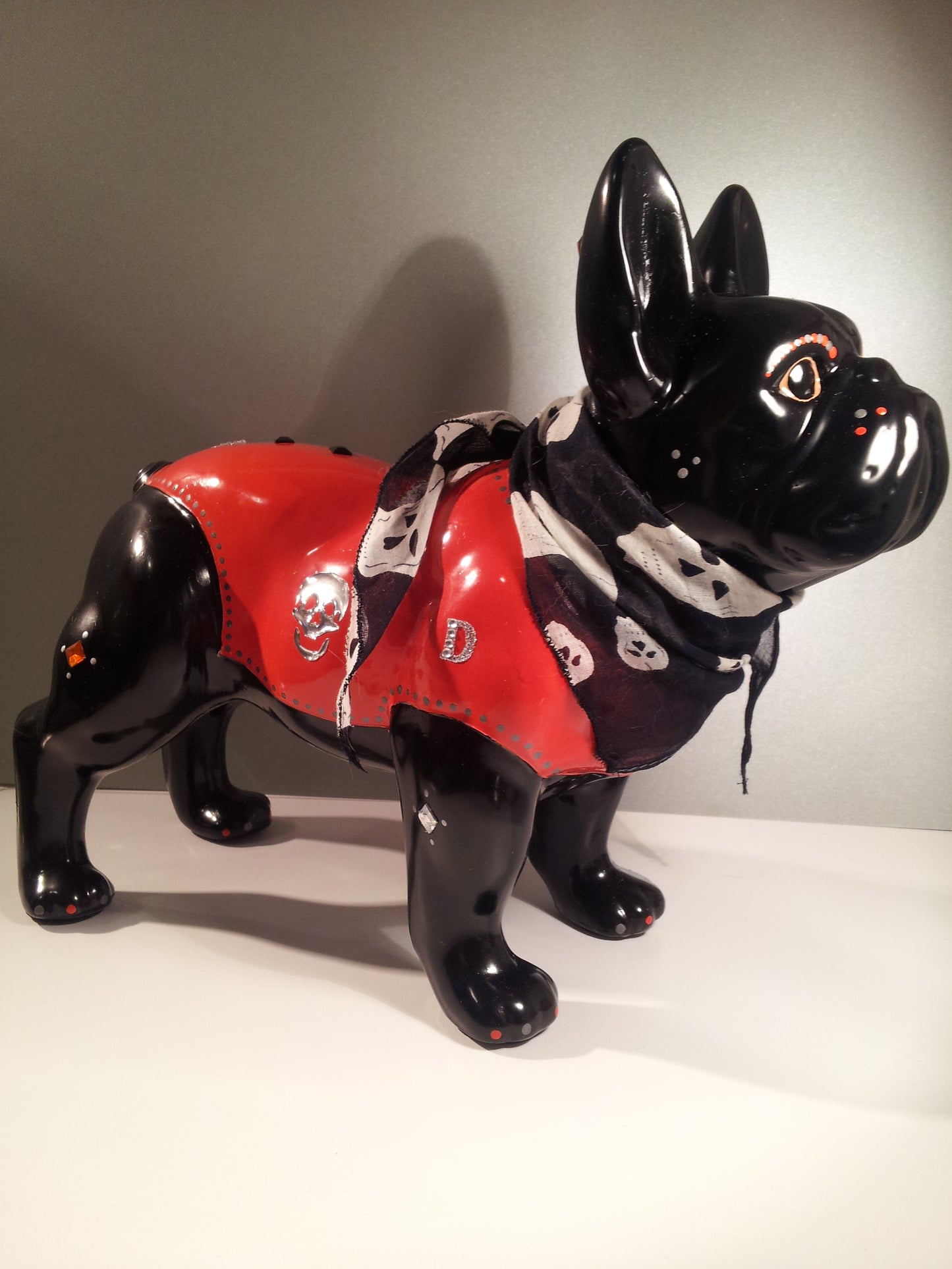 Statue Bouledogue Français, céramique. Longueur 32 centimètres, modèle Davidson