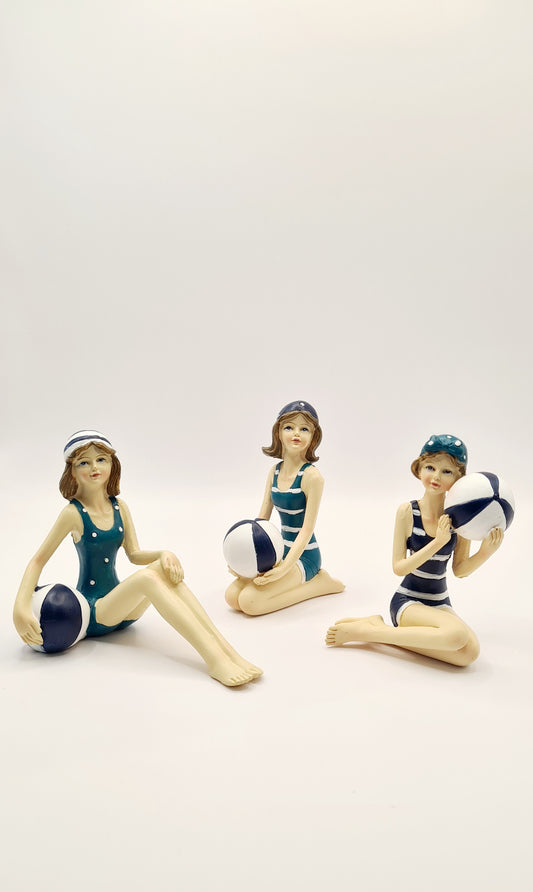 Lot 3 petites statuettes enfants baigneurs en maillot, hauteur 9 centimètres