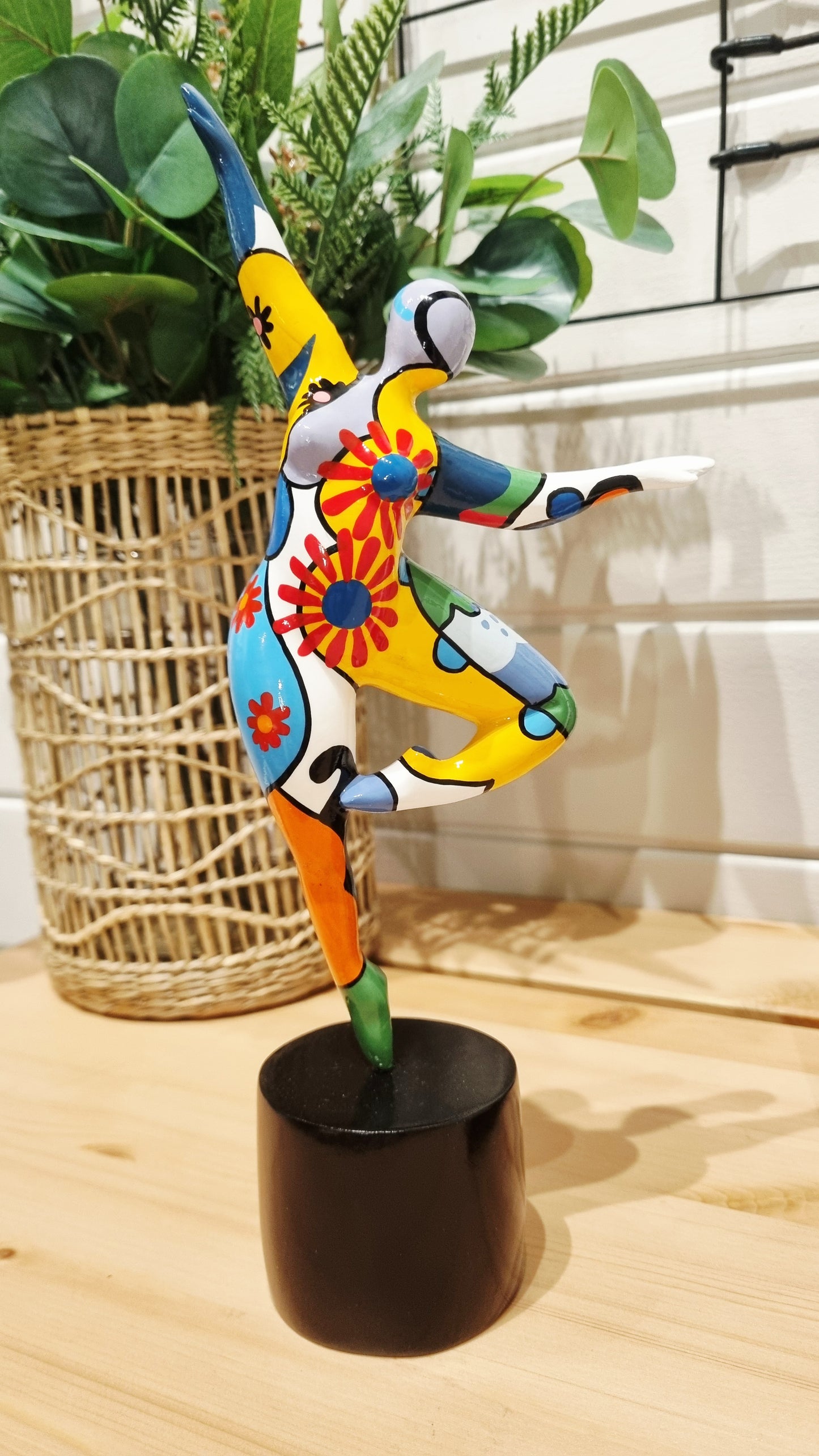 Statue de femme danseuse ronde, dans le style des "Nanas" en résine multicolore. Hauteur 29 centimètres