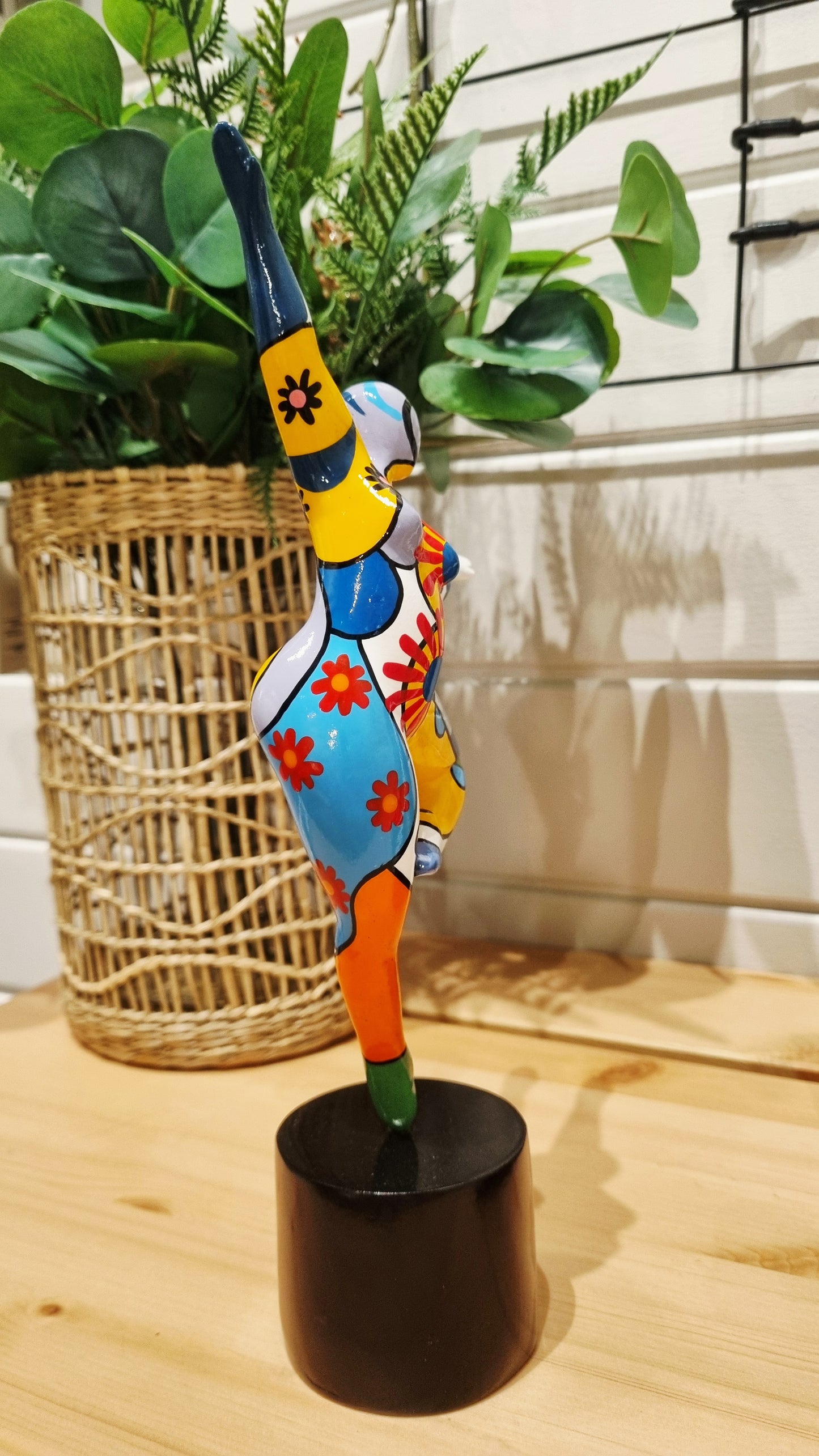 Statue de femme danseuse ronde, dans le style des "Nanas" en résine multicolore. Hauteur 29 centimètres