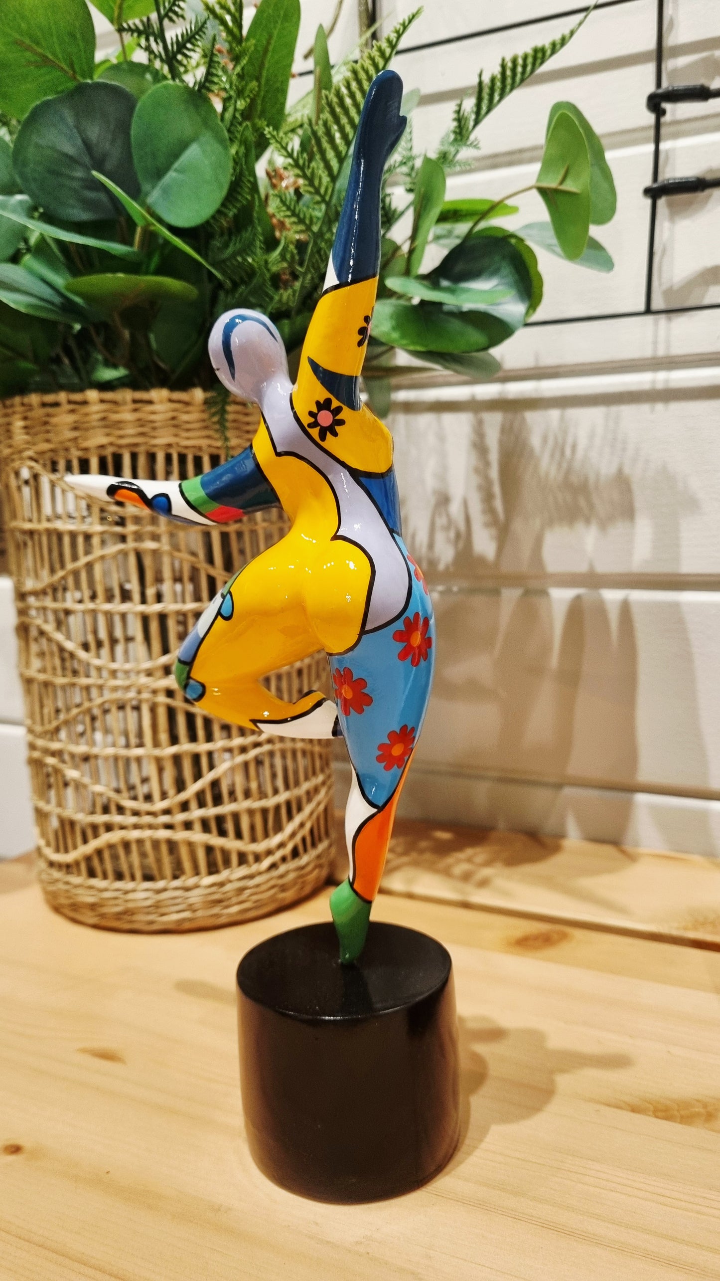 Statue de femme danseuse ronde, dans le style des "Nanas" en résine multicolore. Hauteur 29 centimètres