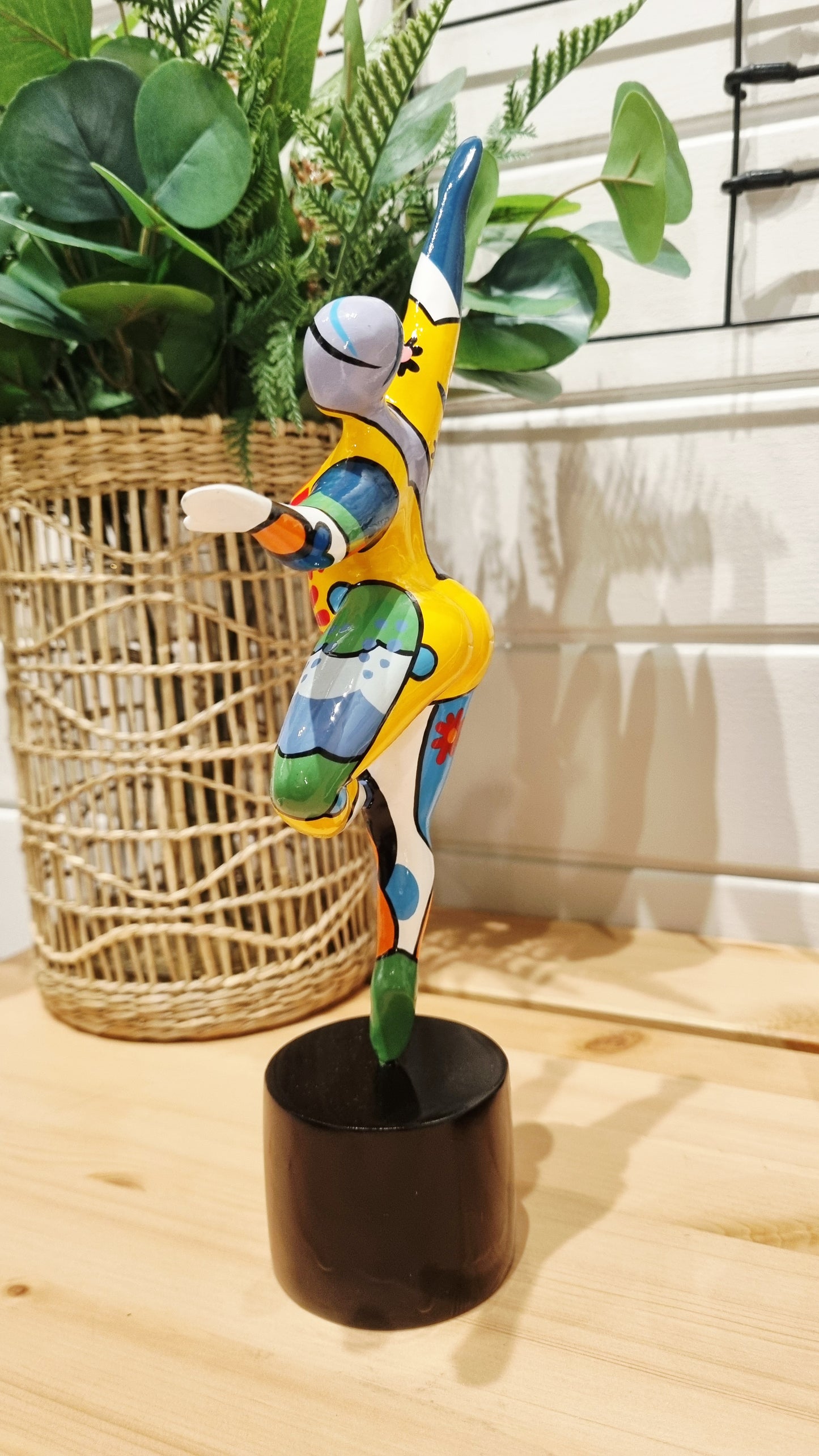 Statue de femme danseuse ronde, dans le style des "Nanas" en résine multicolore. Hauteur 29 centimètres