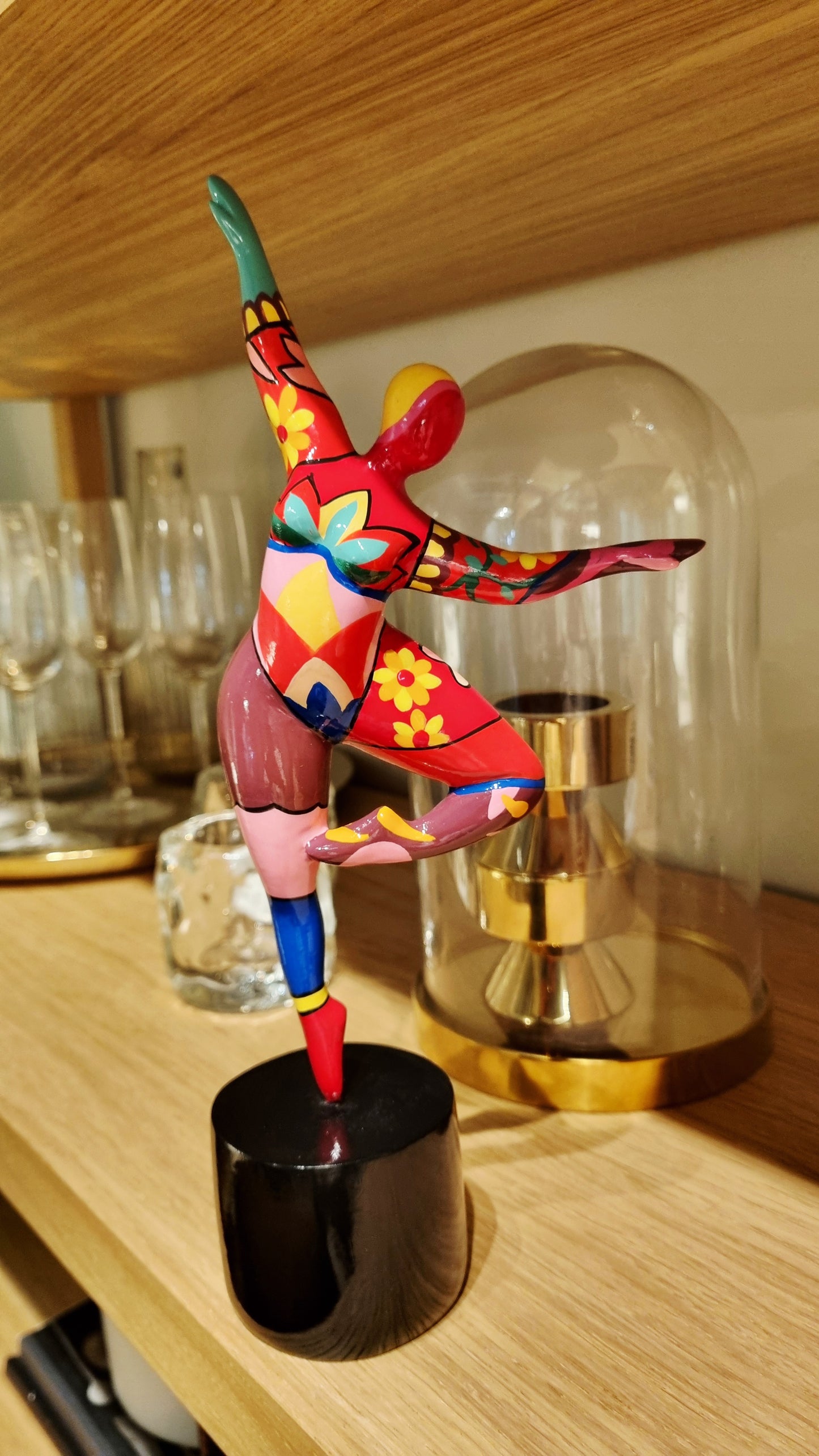 Sculpture of a round & curvy woman, resin colorful. Height 29 centimeters