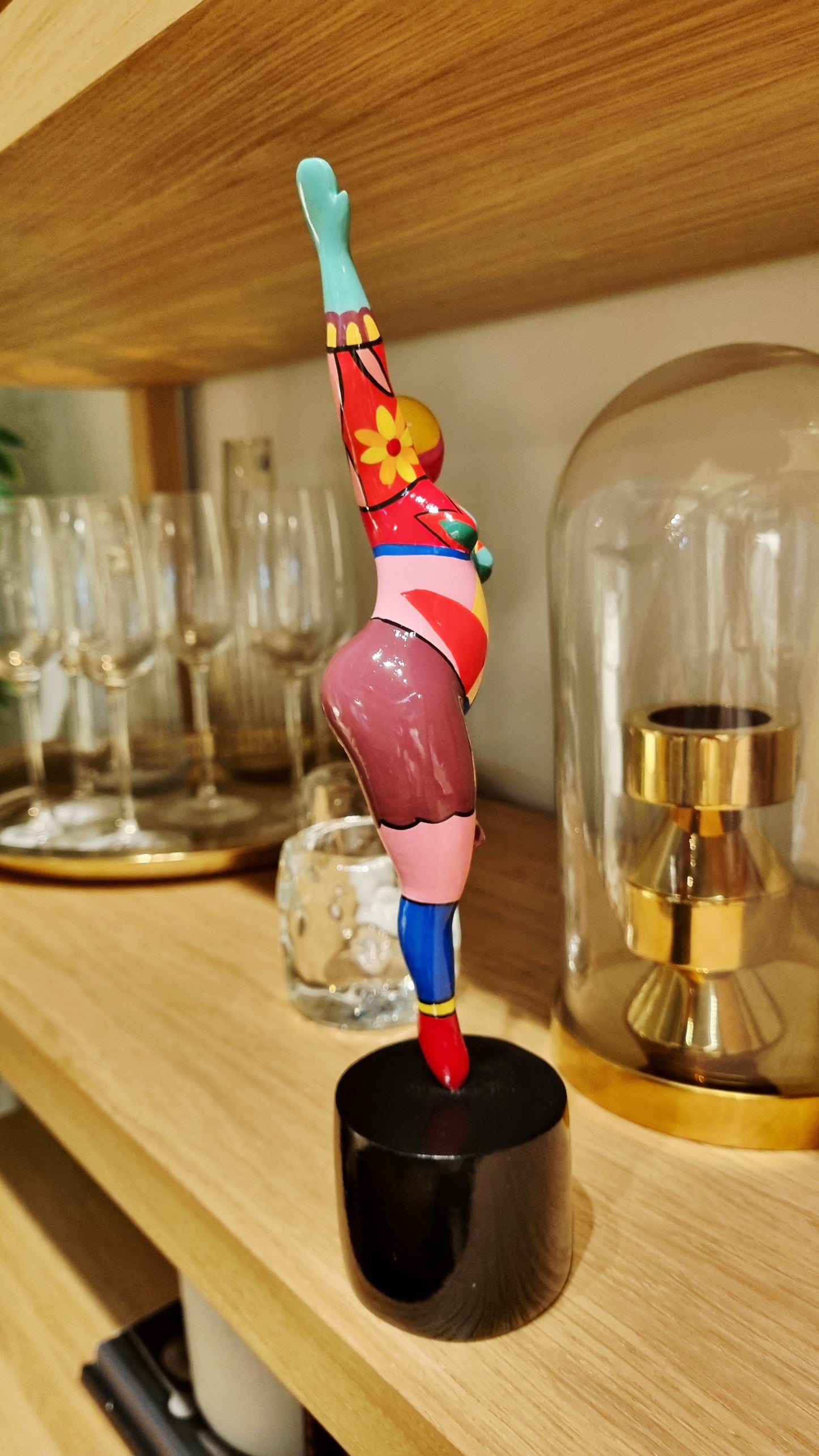 Sculpture of a round & curvy woman, resin colorful. Height 29 centimeters