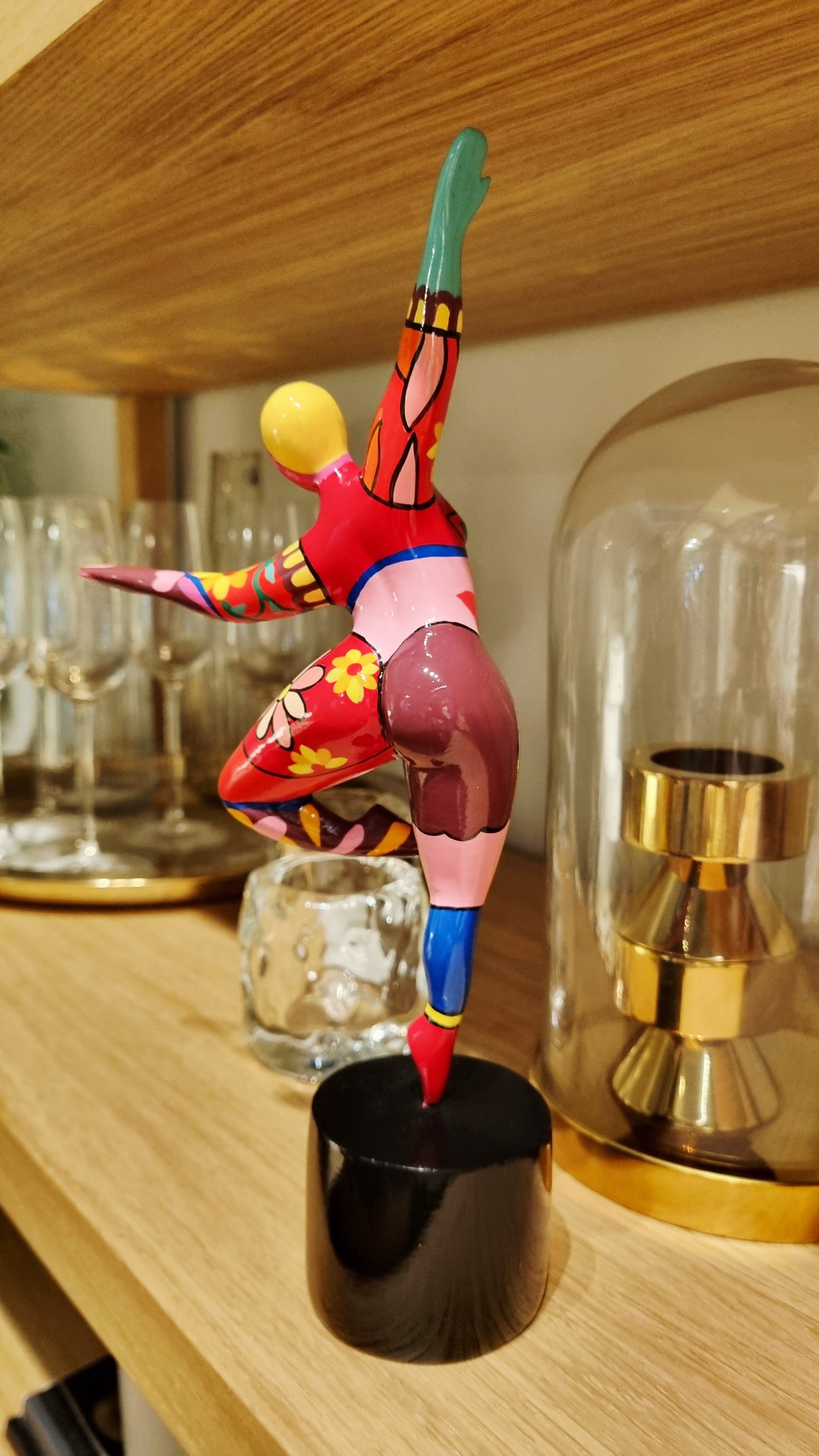 Sculpture of a round & curvy woman, resin colorful. Height 29 centimeters