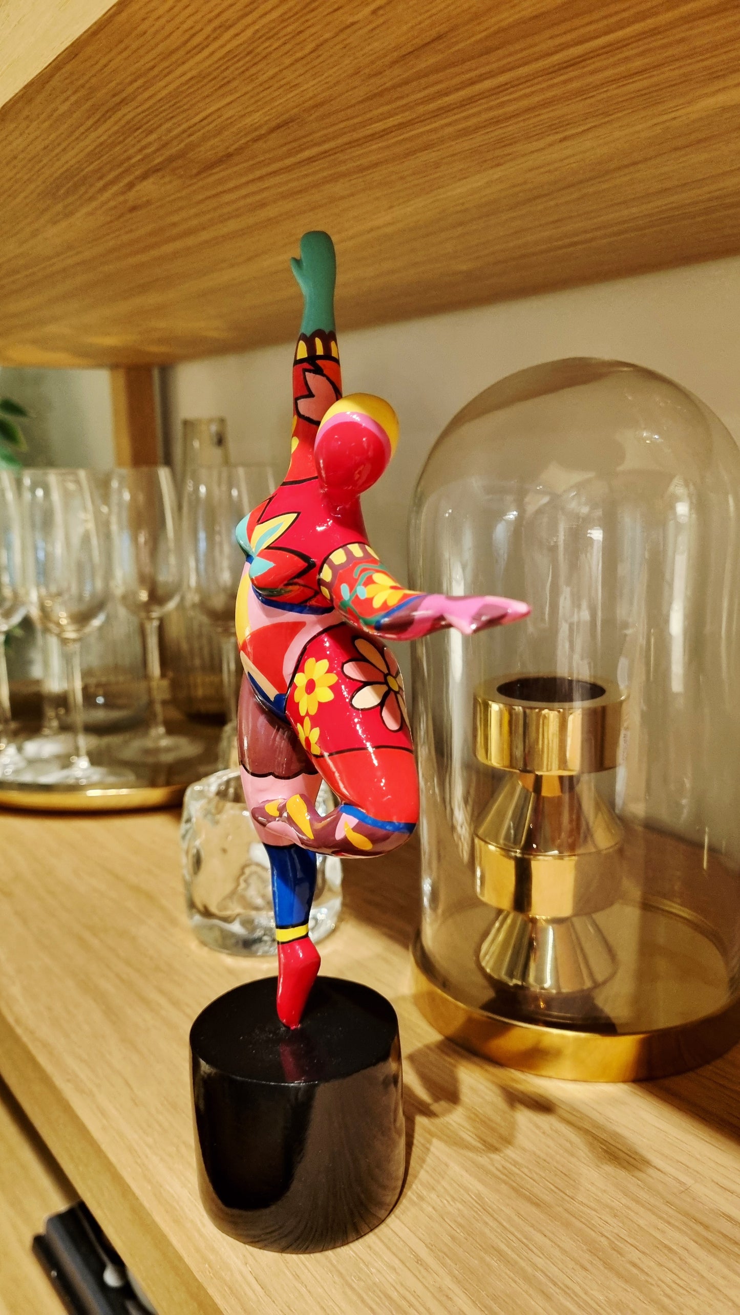 Sculpture of a round & curvy woman, resin colorful. Height 29 centimeters