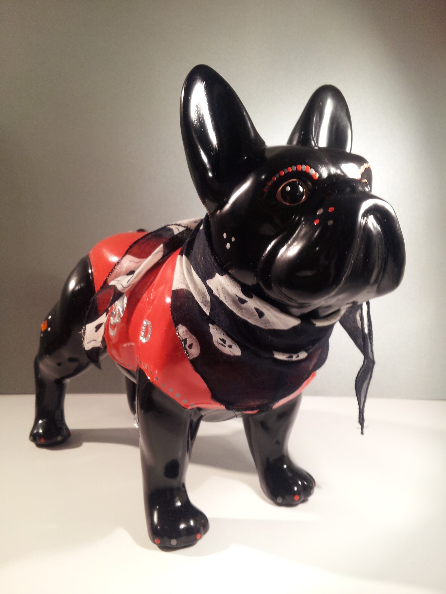 Statue Bouledogue Français, céramique. Longueur 32 centimètres, modèle Davidson