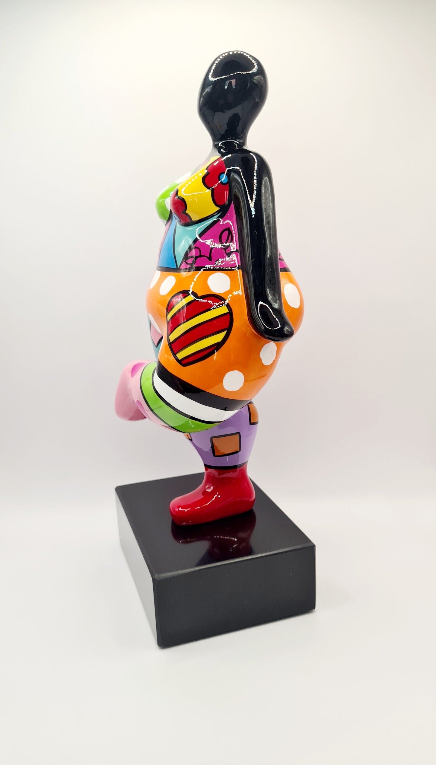 Sculpture femme style Nana, en résine multicolore. Hauteur 31 centimètres