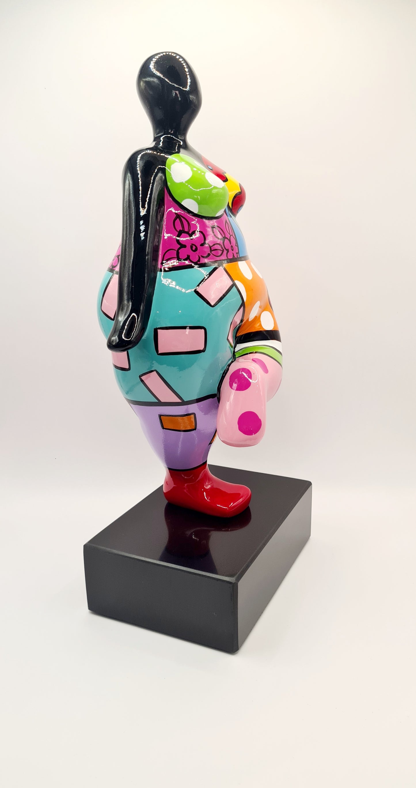 Statue of a woman style "Nana", multicolored resin. Height 12'2 inches (31 centimeters)