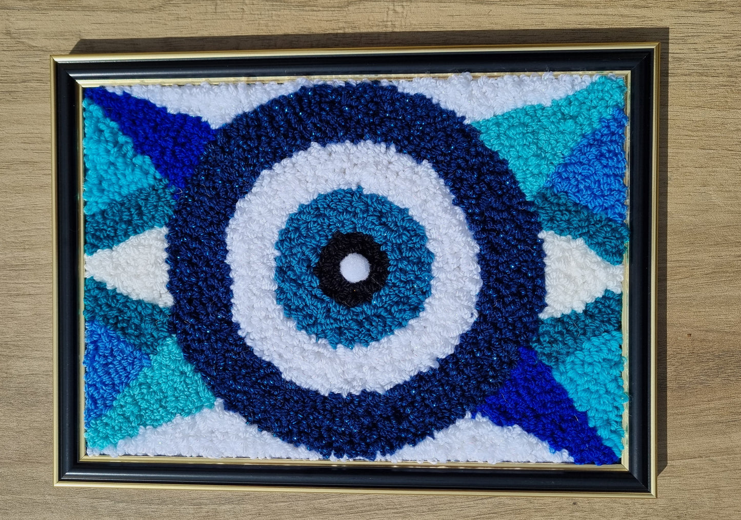 Cadre décoratif punch needle œil turc (nazar) bleu & blanc – pièce unique, 23x33 cm