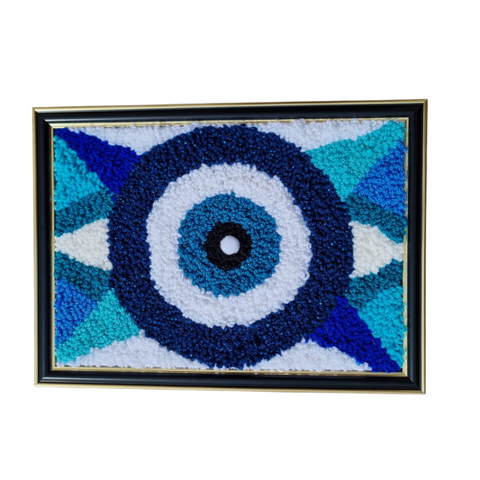 Cadre décoratif punch needle œil turc (nazar) bleu & blanc – pièce unique, 23x33 cm