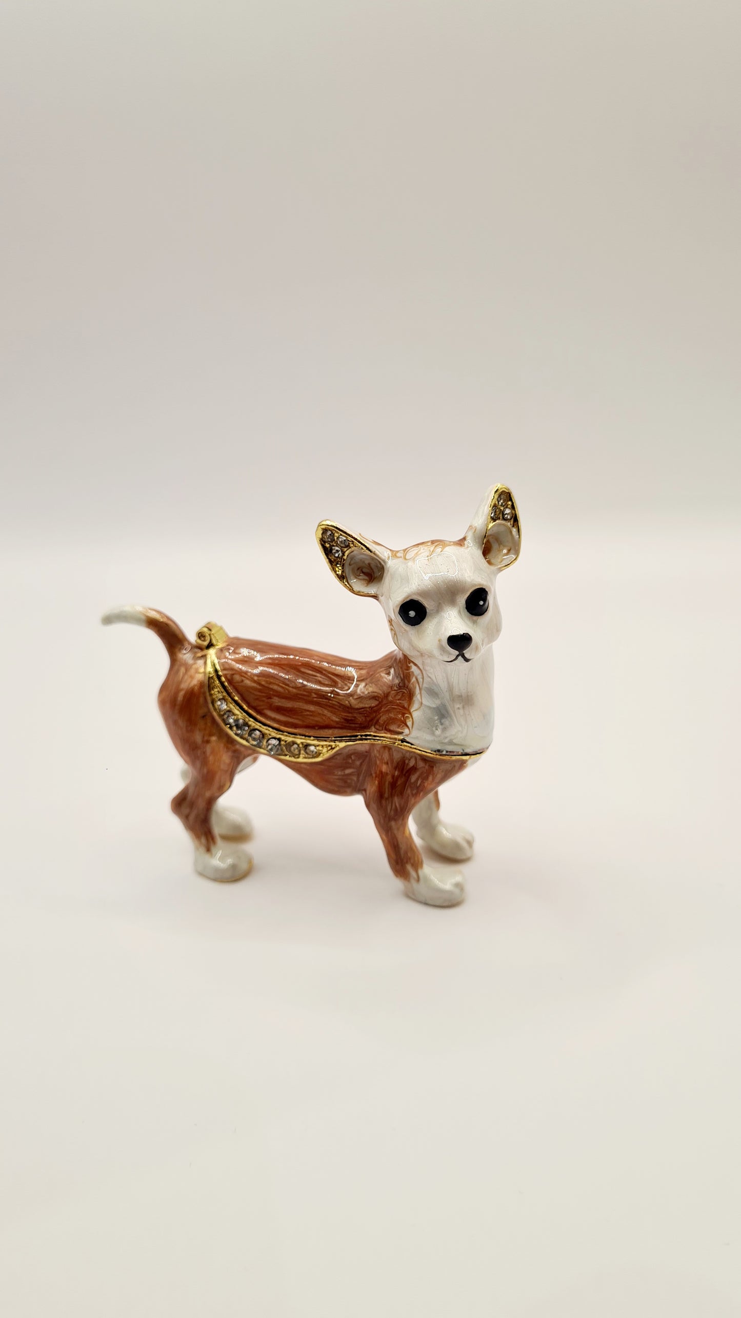 Boîte métallique, chien Chihuahua. Longueur 7 centimètres