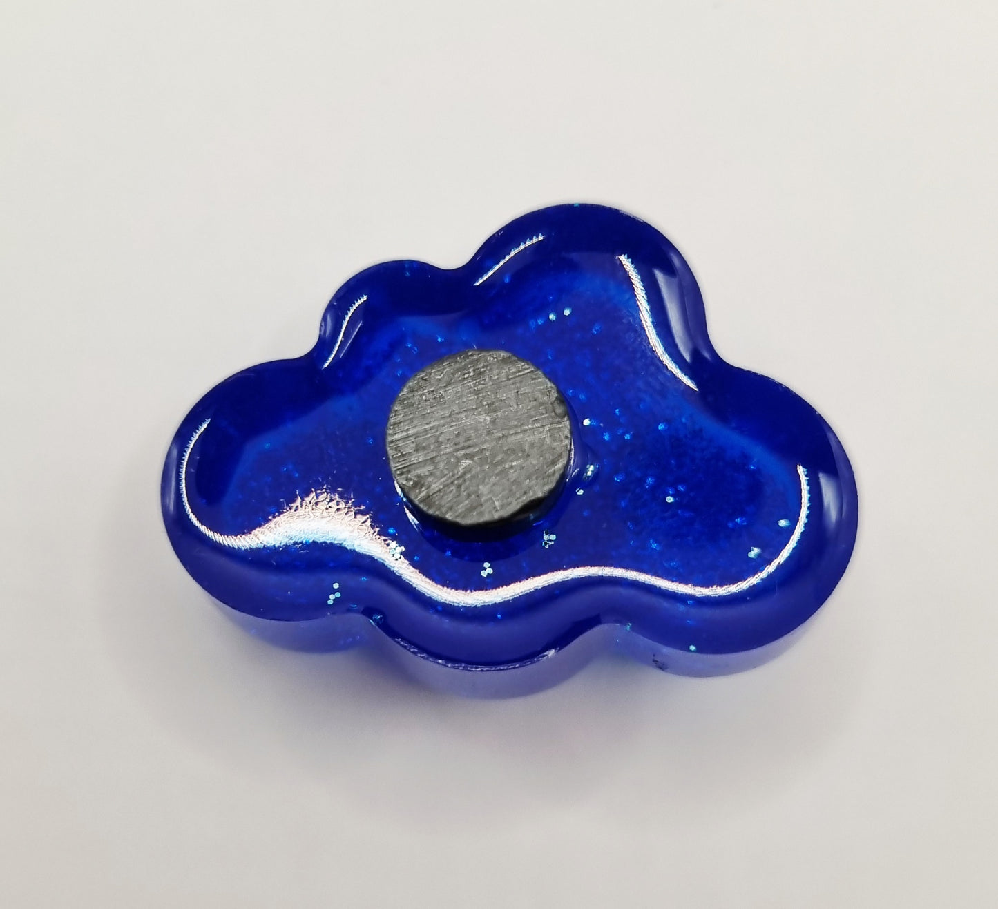 Petit magnet ou aimant frigo en forme de nuage bleu à paillettes, longueur 3 cm