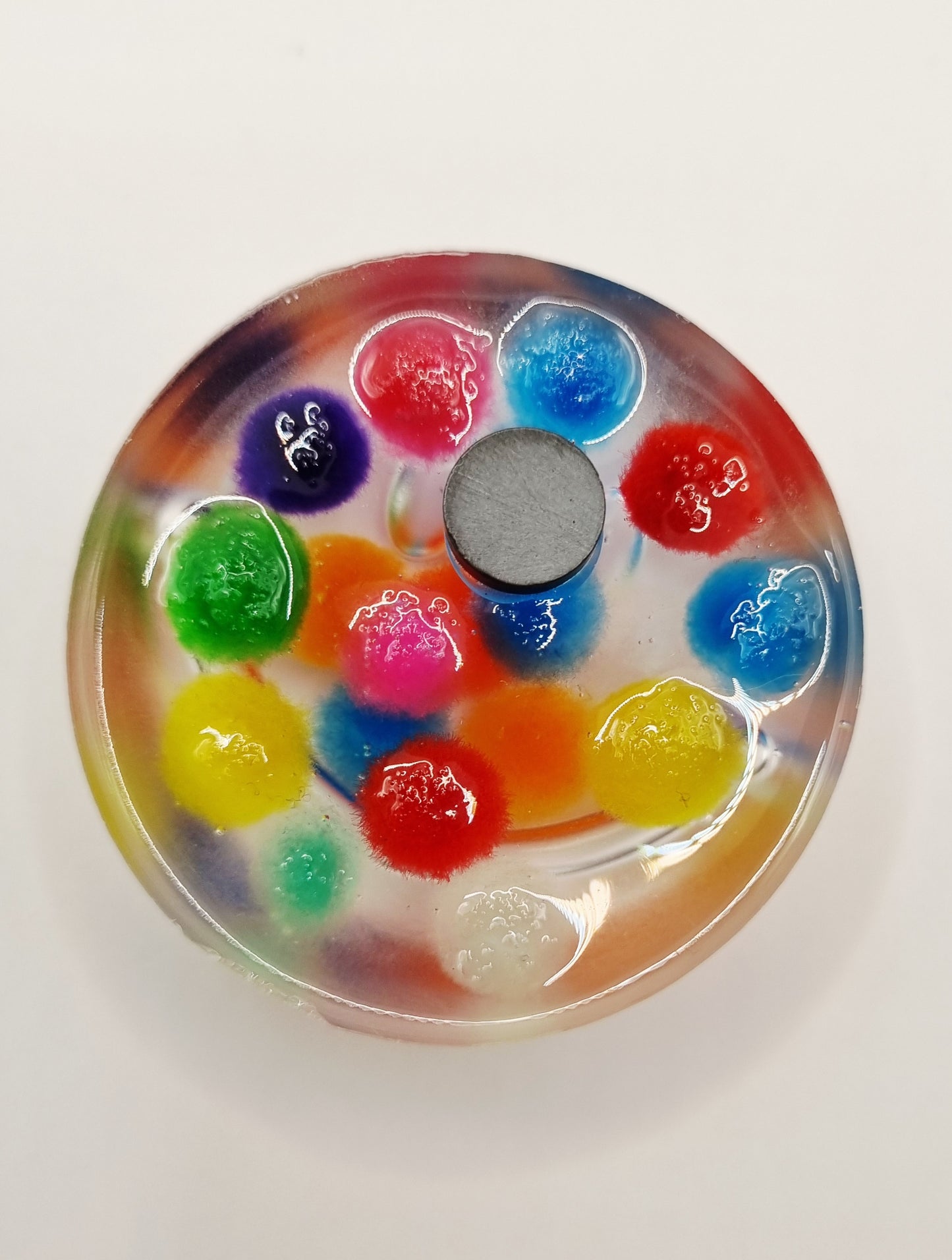 Magnet / aimant pour frigo, Smiley en résine avec pompons, diamètre 4 cm