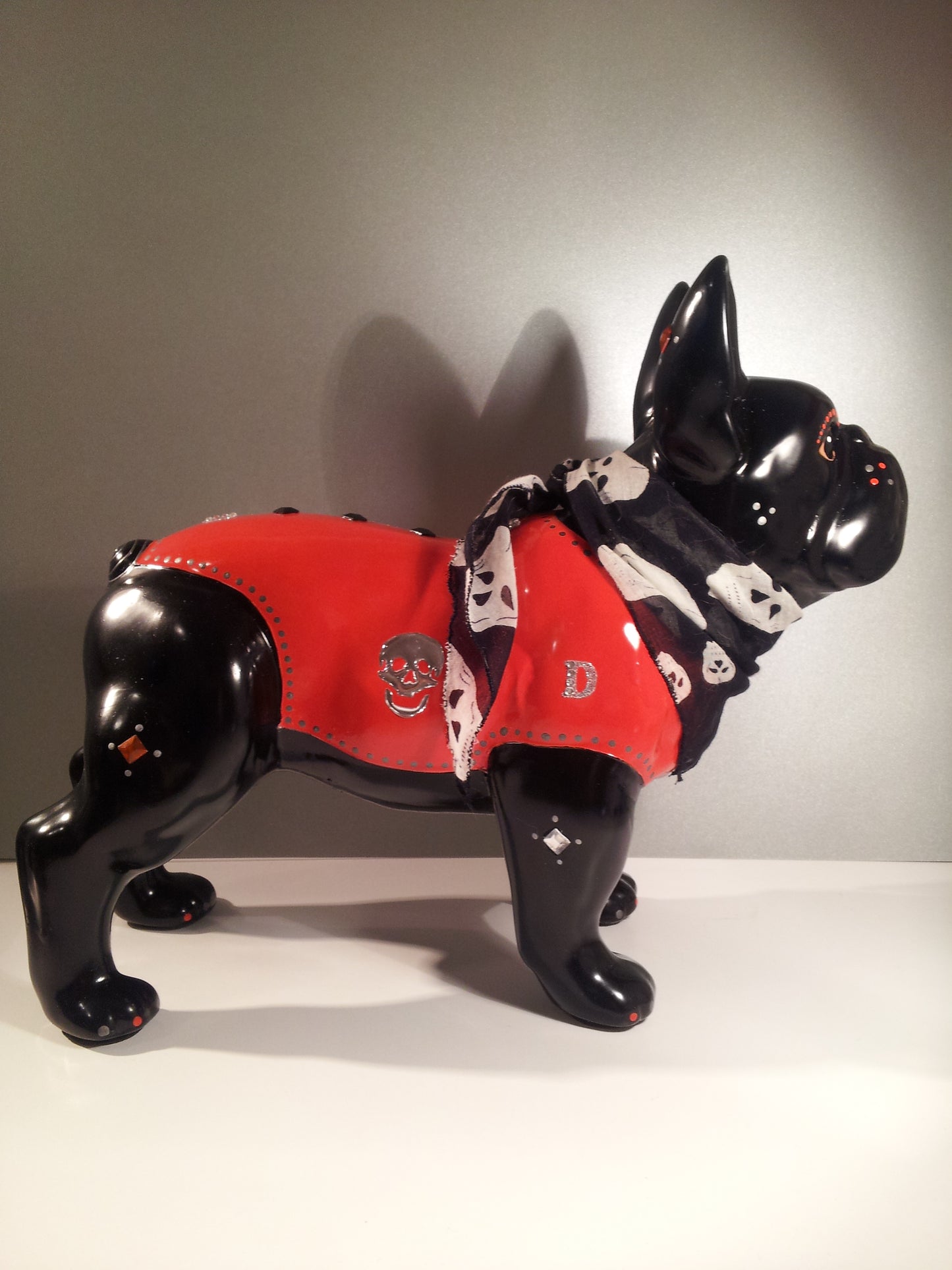 Statue Bouledogue Français, céramique. Longueur 32 centimètres, modèle Davidson