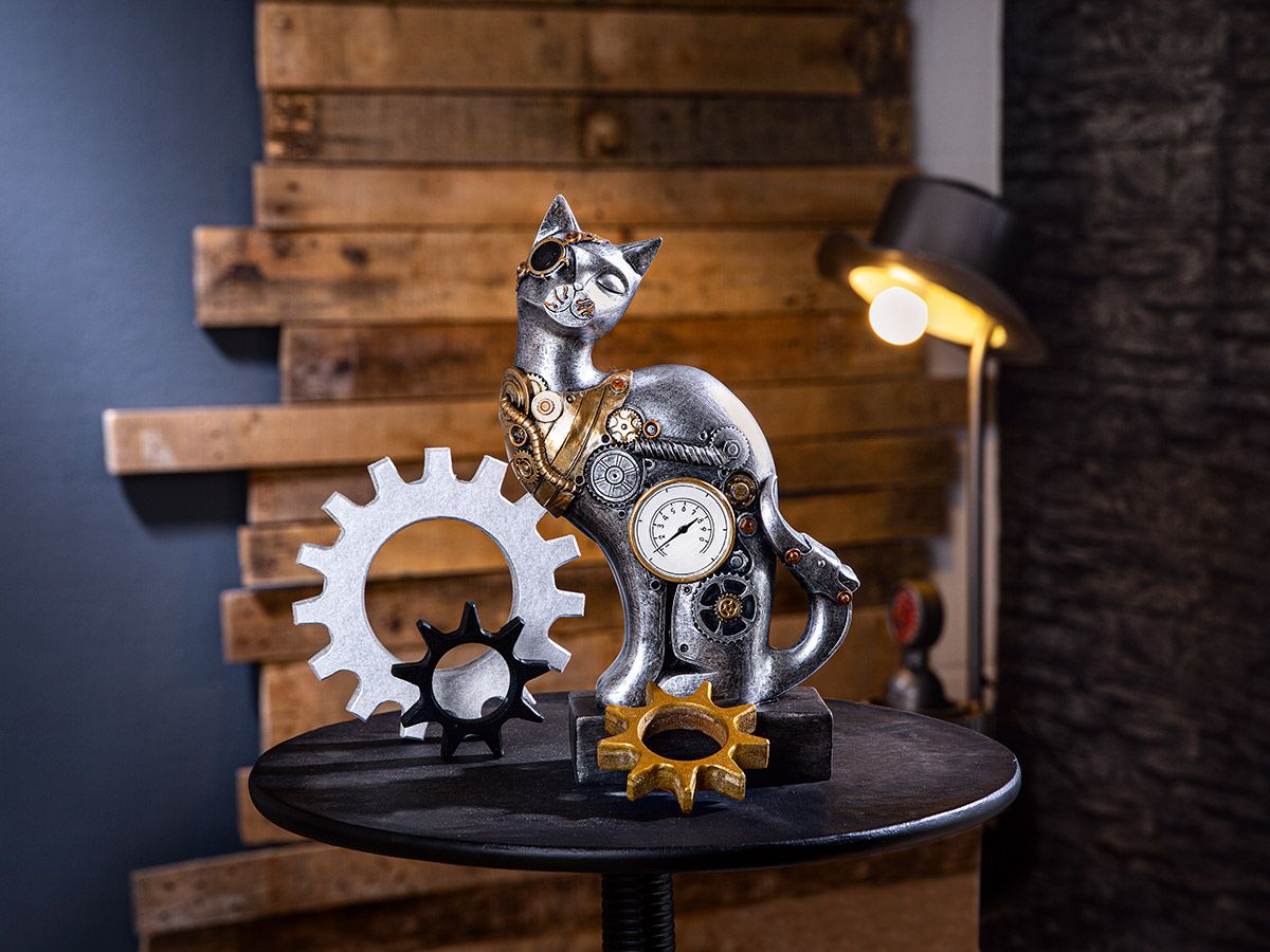 Sculpture chat Steampunk, résine argentée avec horloge. Hauteur 30 centimètres