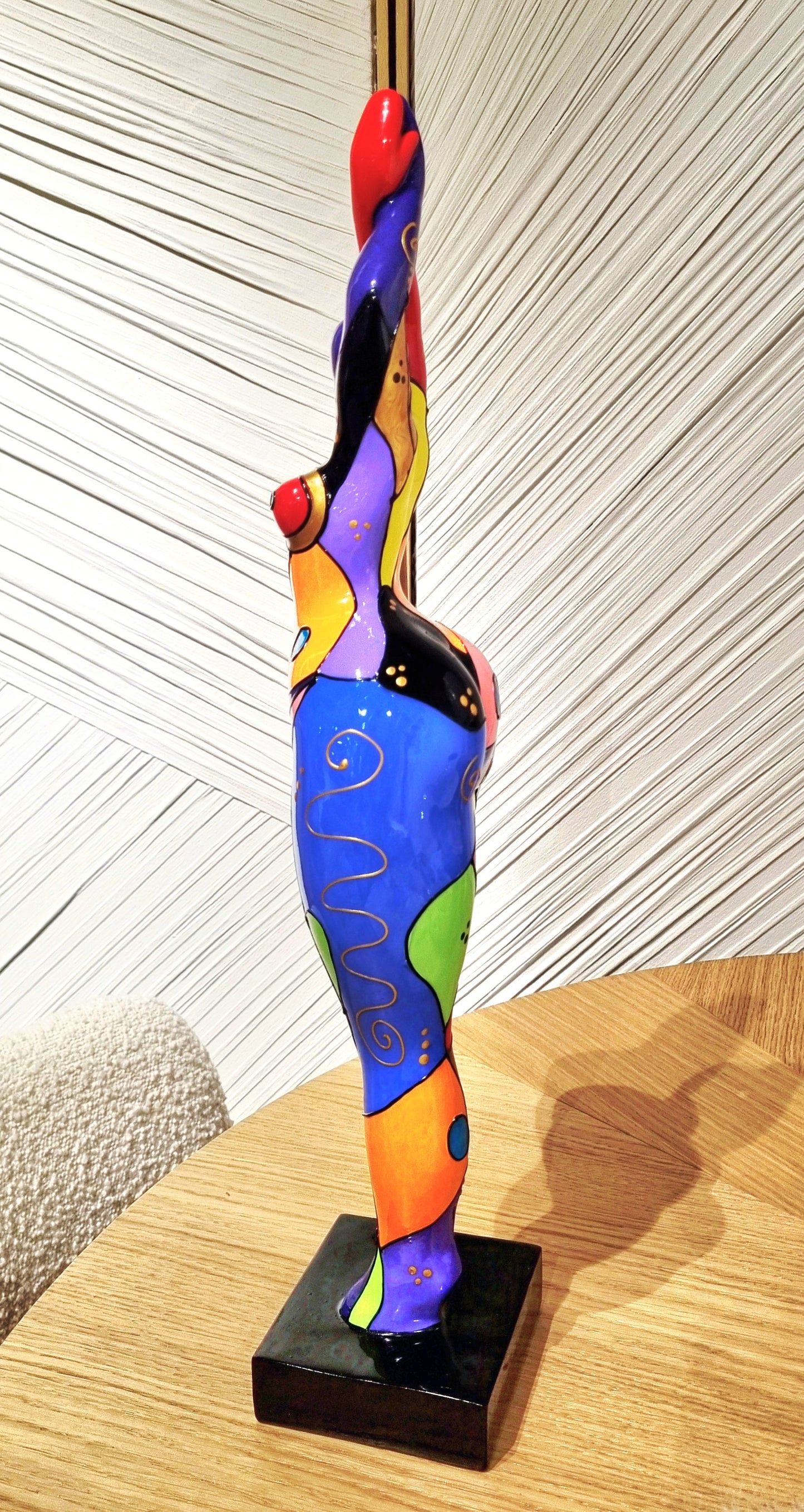 Statue Danseuse femme ronde "Prunelle" hauteur 52 centimètres. Résine multicolore