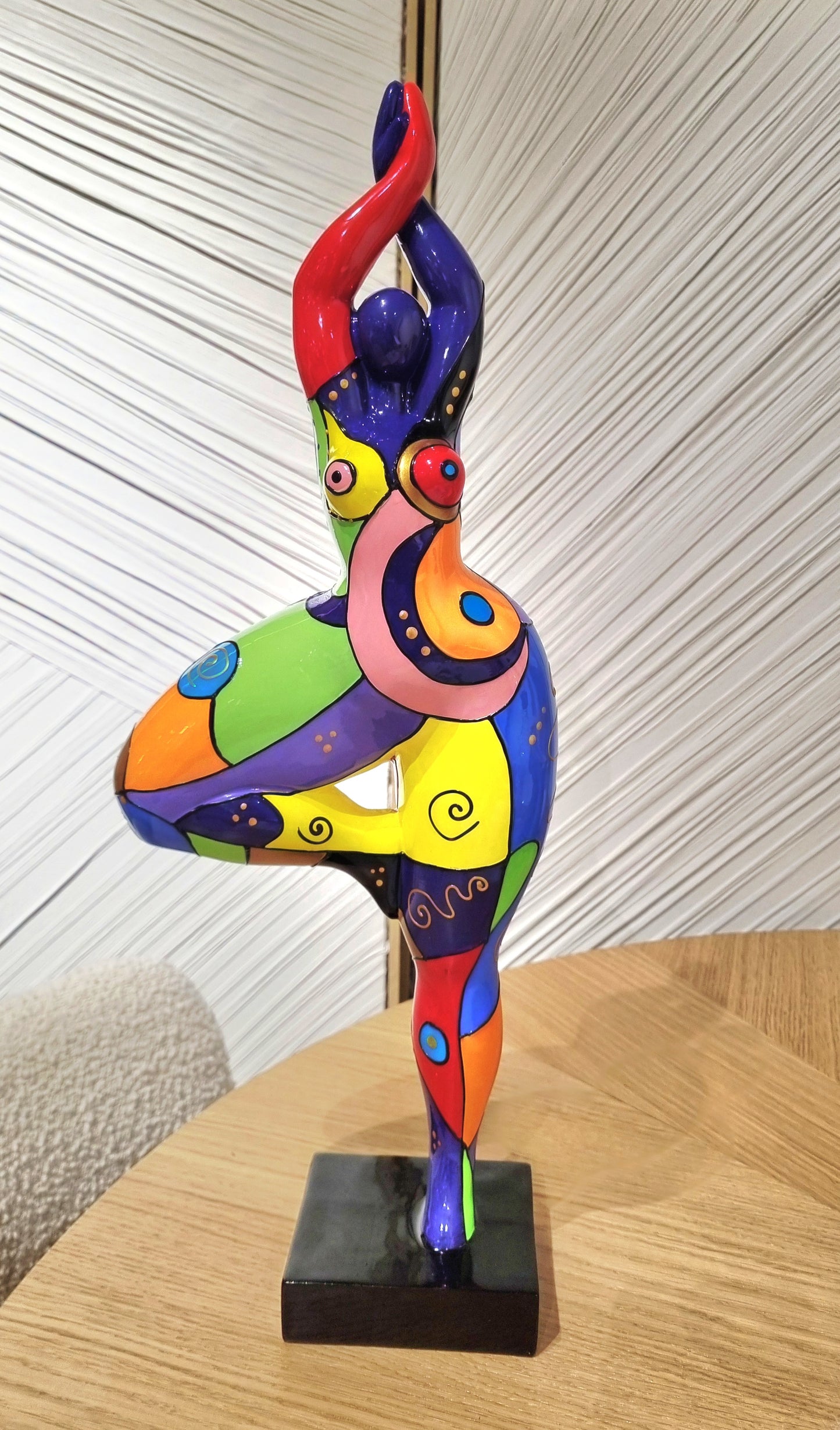 Statue Danseuse femme ronde "Prunelle" hauteur 52 centimètres. Résine multicolore