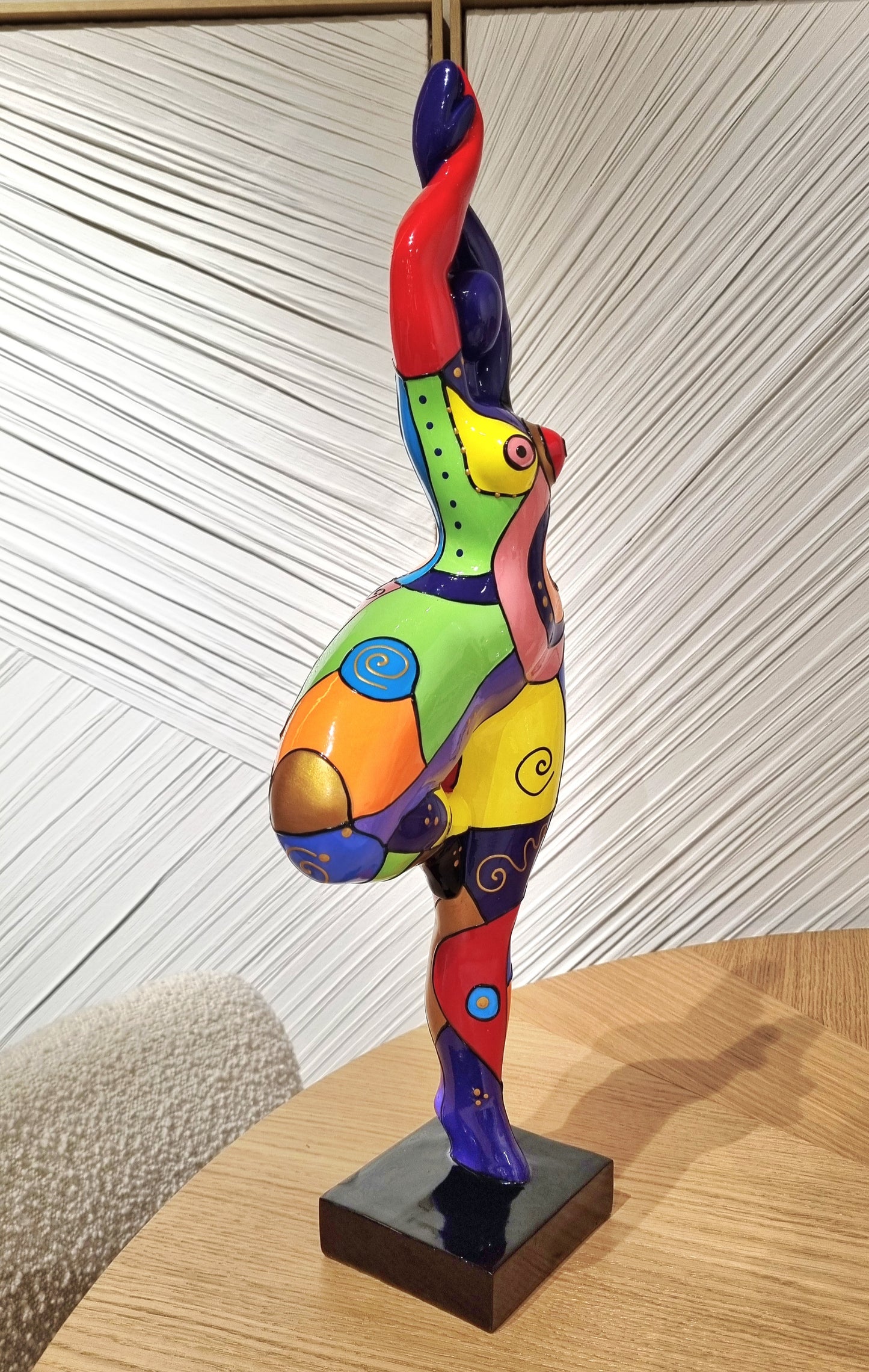 Statue Danseuse femme ronde "Prunelle" hauteur 52 centimètres. Résine multicolore