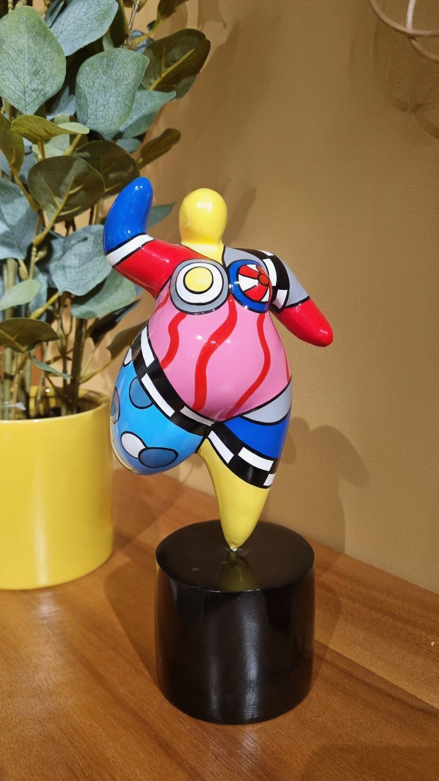 Statue de femme danseuse ronde style Nana, modèle "Dolly" en résine multicolore. Hauteur 20 centimètres