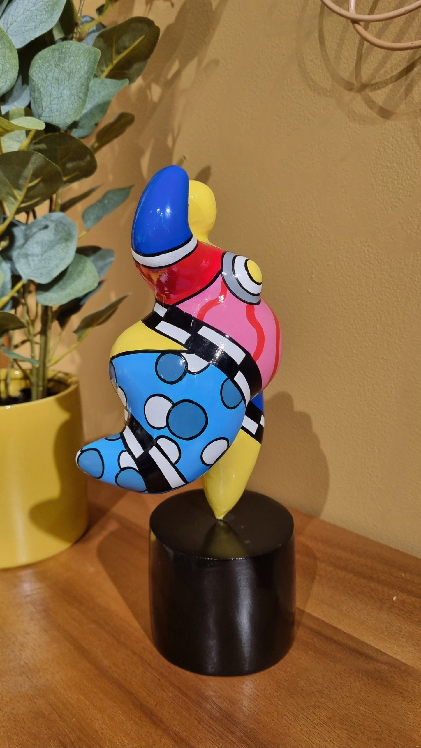 Statue de femme danseuse ronde style Nana, modèle "Dolly" en résine multicolore. Hauteur 25 centimètres