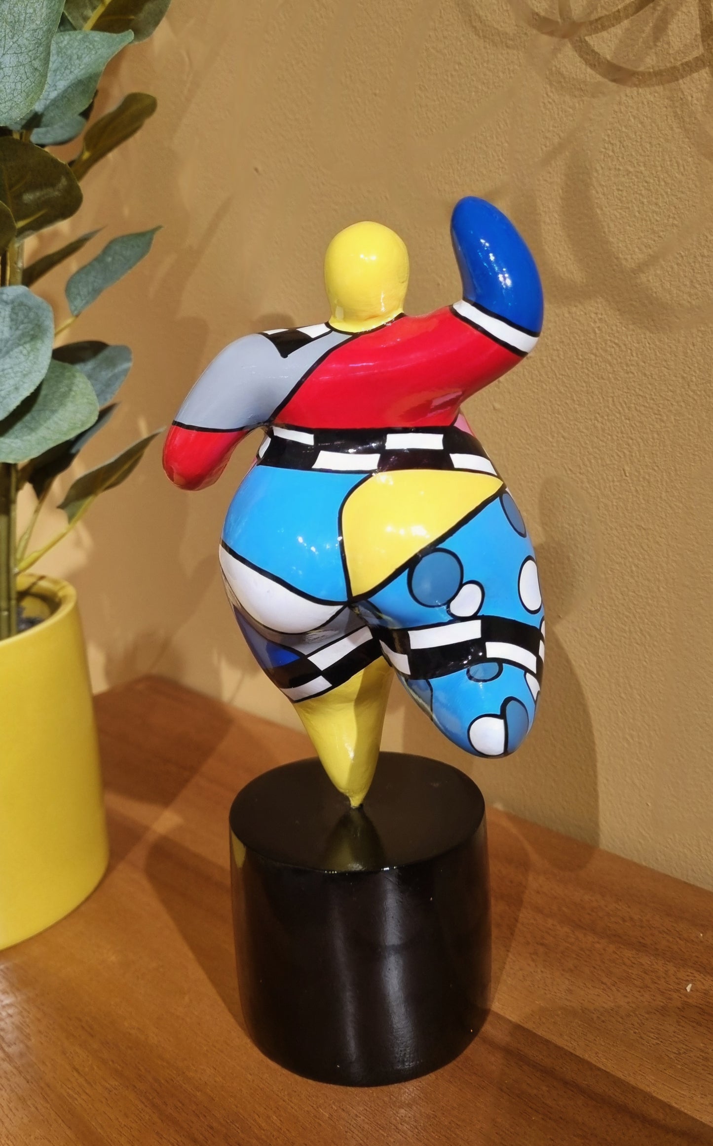 Statue de femme danseuse ronde style Nana, modèle "Dolly" en résine multicolore. Hauteur 25 centimètres