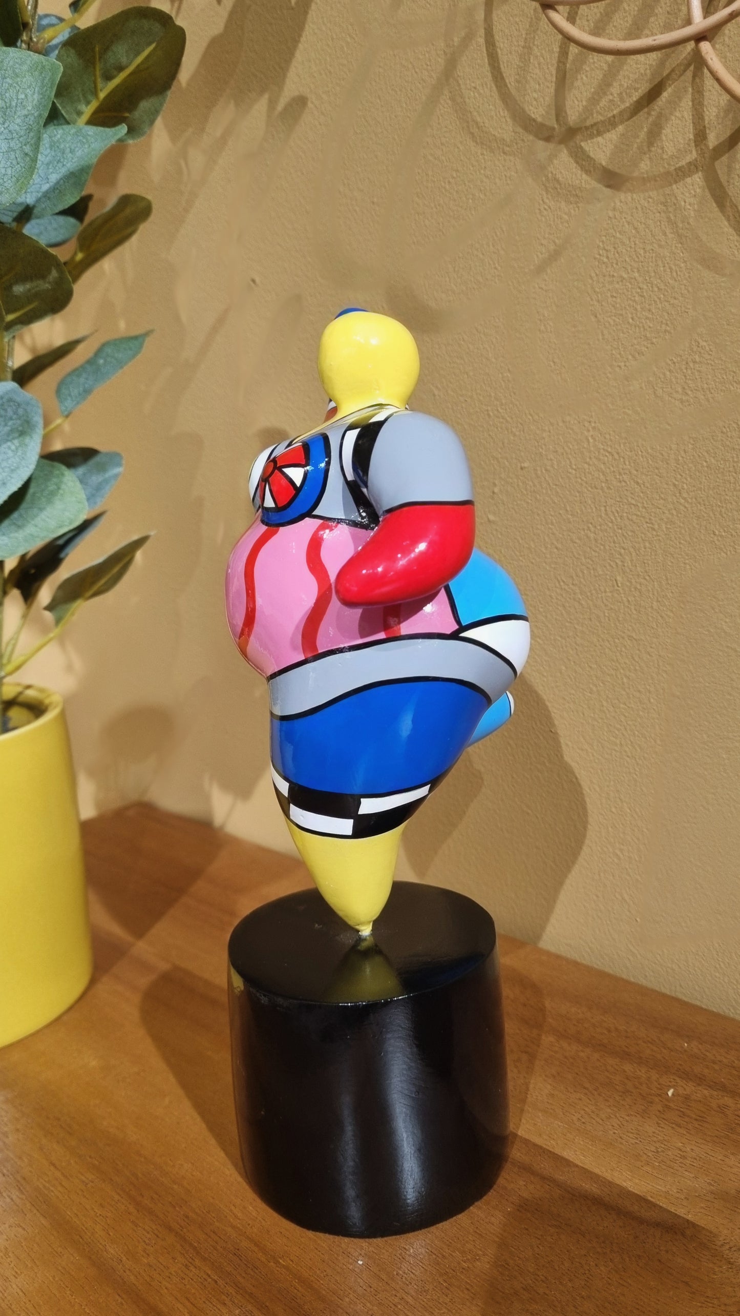 Statue de femme danseuse ronde style Nana, modèle "Dolly" en résine multicolore. Hauteur 25 centimètres