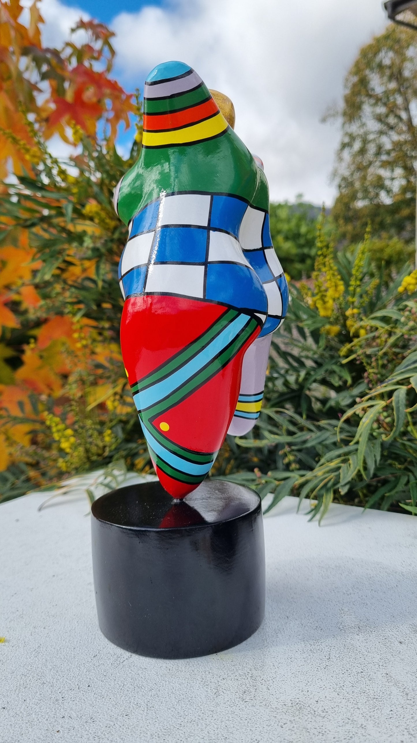 Statue de femme ronde "danseuse" en résine multicolore. Hauteur 26 centimètres