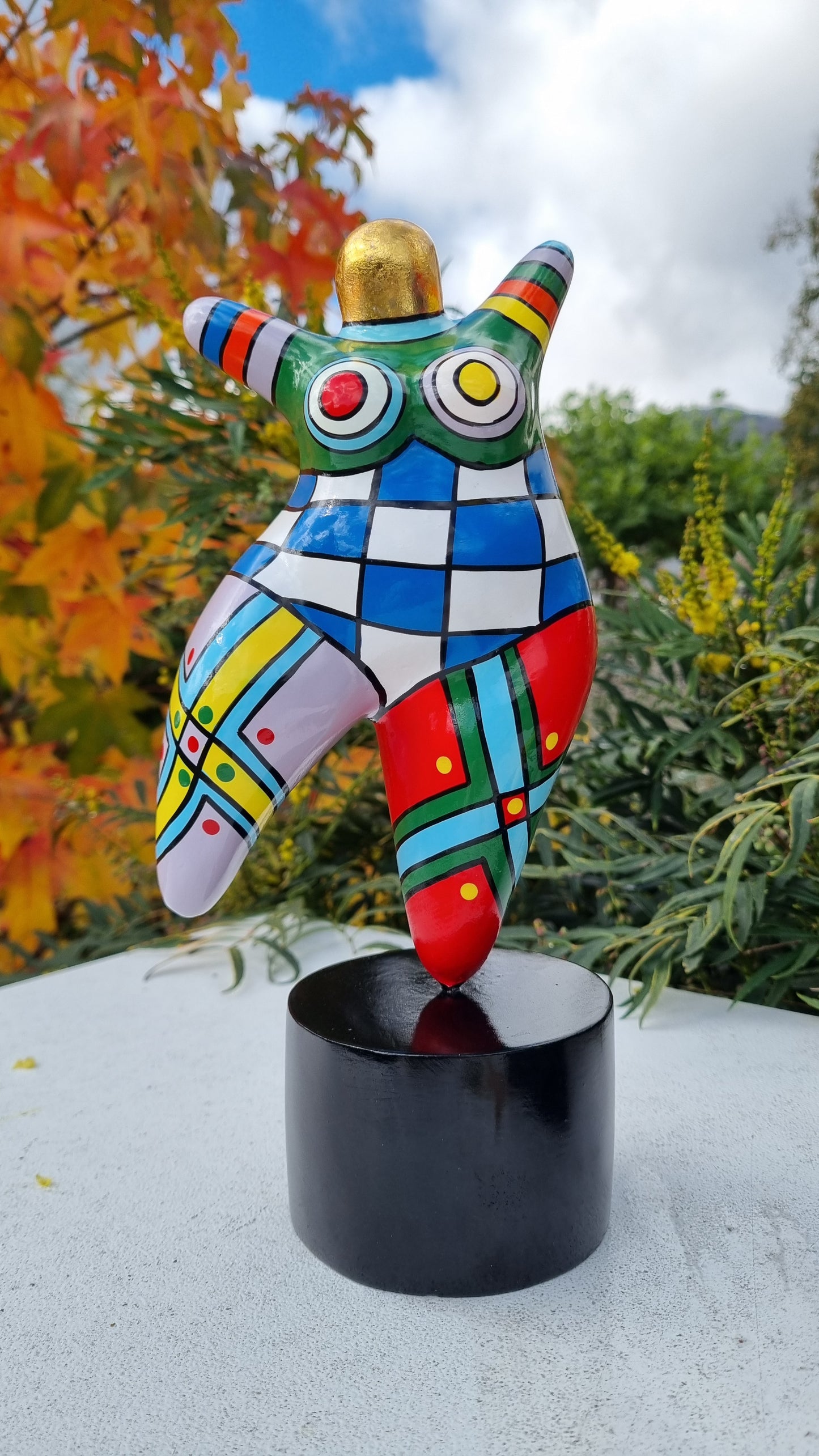 Statue de femme ronde "danseuse" en résine multicolore. Hauteur 26 centimètres