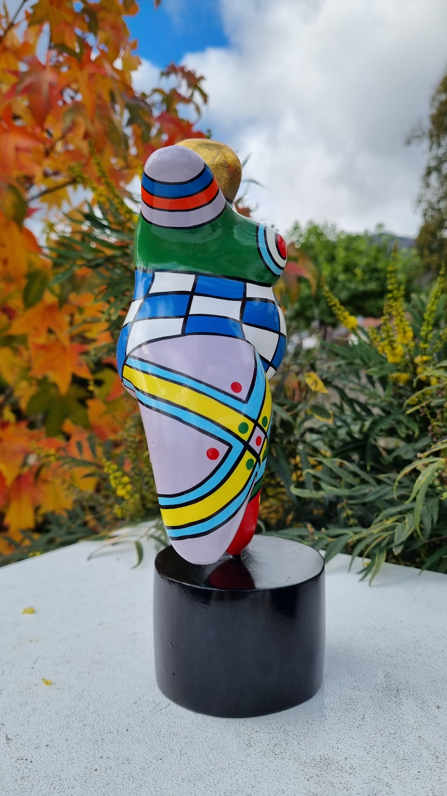 Statue de femme ronde "danseuse" en résine multicolore. Hauteur 26 centimètres