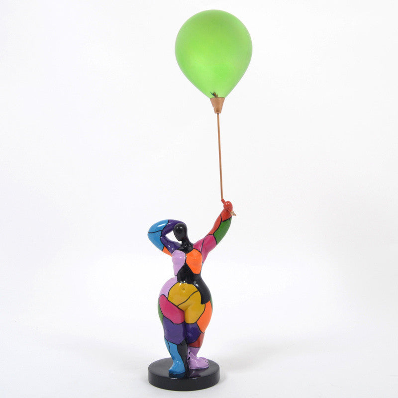 Statue de femme ronde et multicolore avec un ballon, style Nana, en résine. Hauteur totale 75 centimètres