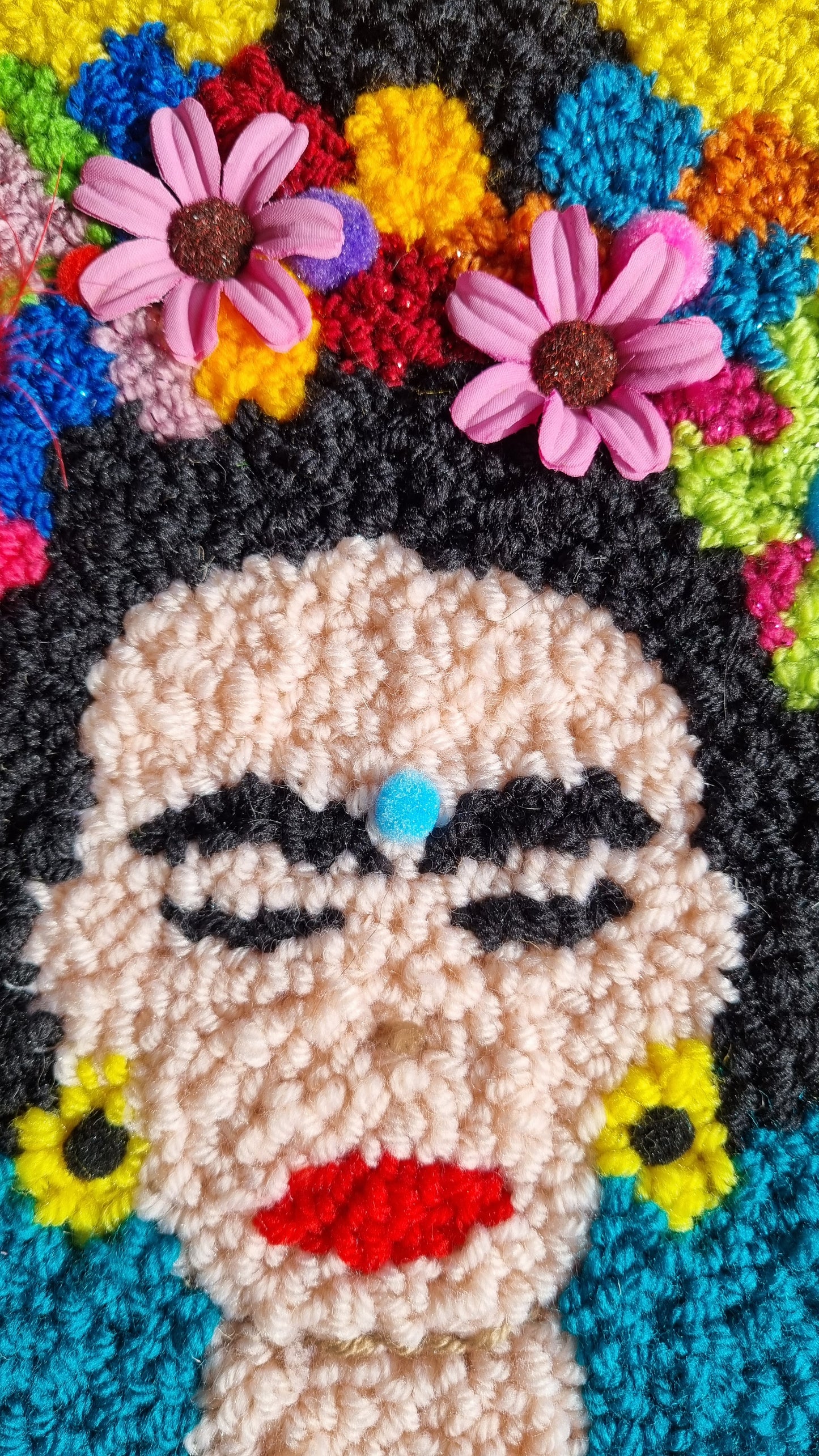 Tableau mural Frida Kahlo en punch needle – Multicolore avec fleurs, pompons et plumes, 23x31 cm, pièce unique