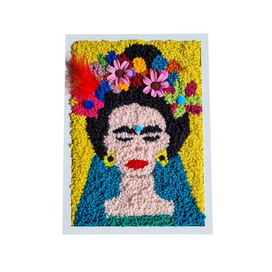 Tableau mural Frida Kahlo en punch needle – Multicolore avec fleurs, pompons et plumes, 23x31 cm, pièce unique