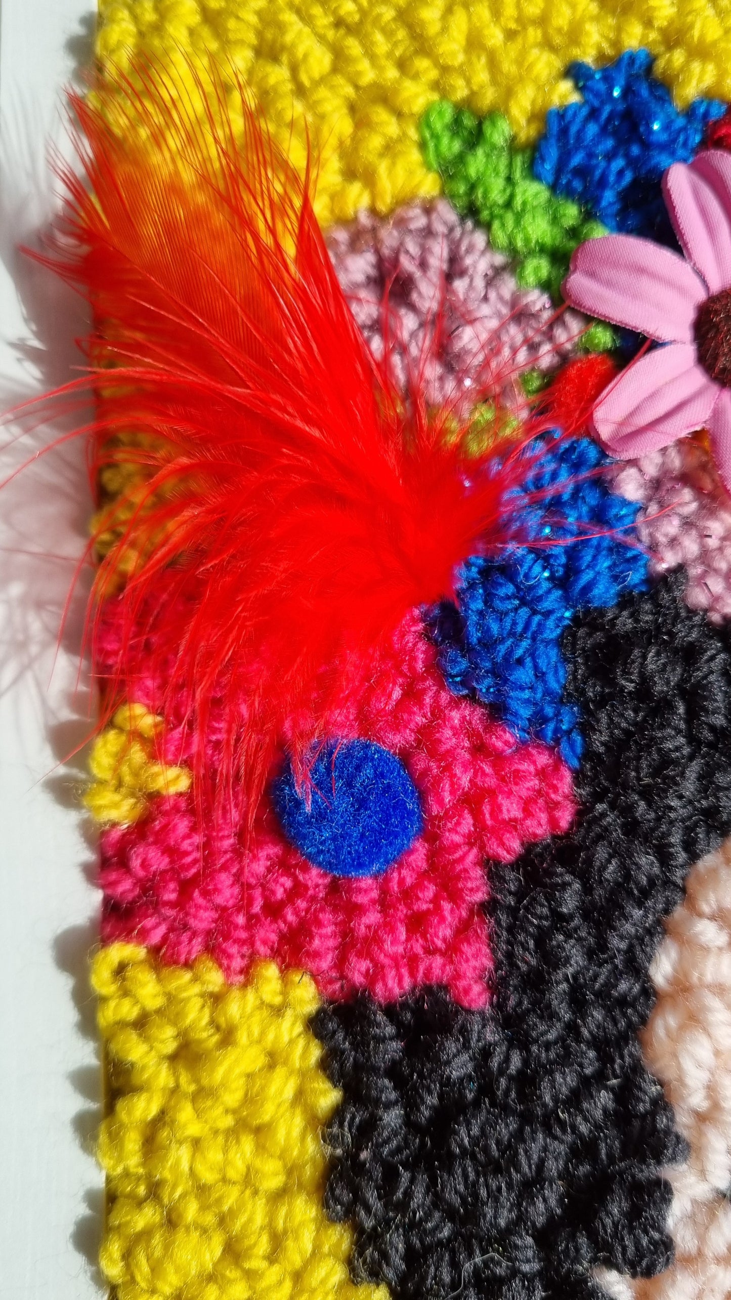 Tableau mural Frida Kahlo en punch needle – Multicolore avec fleurs, pompons et plumes, 23x31 cm, pièce unique