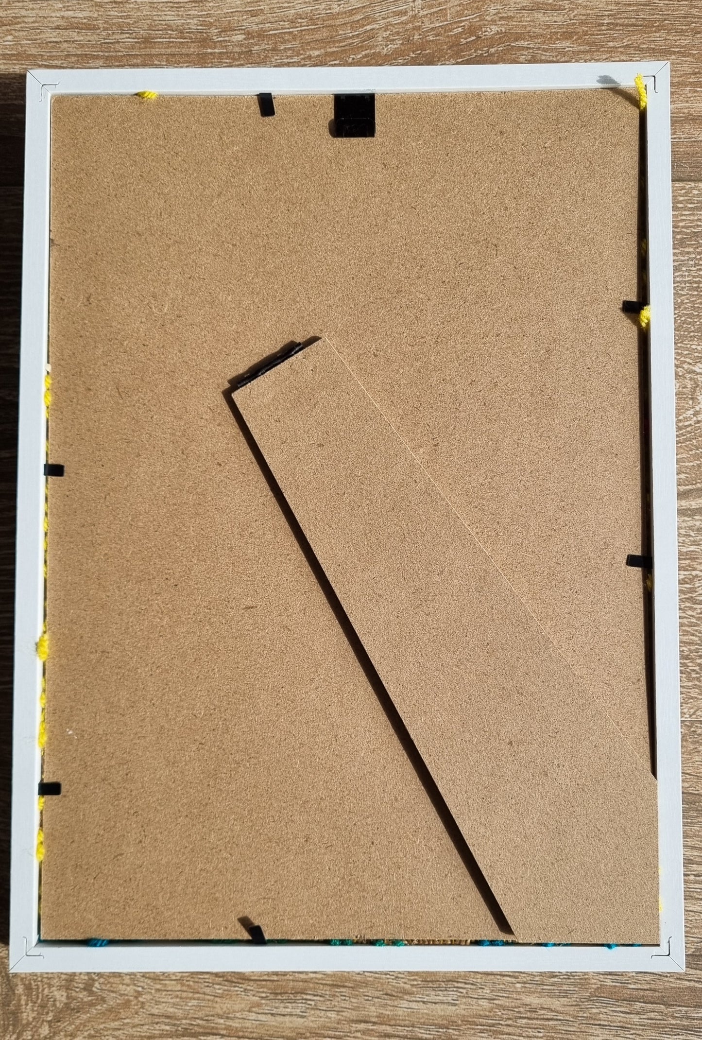 Tableau mural Frida Kahlo en punch needle – Multicolore avec fleurs, pompons et plumes, 23x31 cm, pièce unique