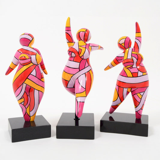 Lot de 3 statues femmes rondes "Nanas Danseuses", en résine multicolore. Hauteur 40 centimètres