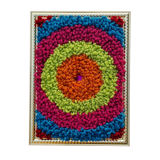 Cadre déco en punch needle / tufting, laine tons multicolores. Strass au centre, 15x20 cm