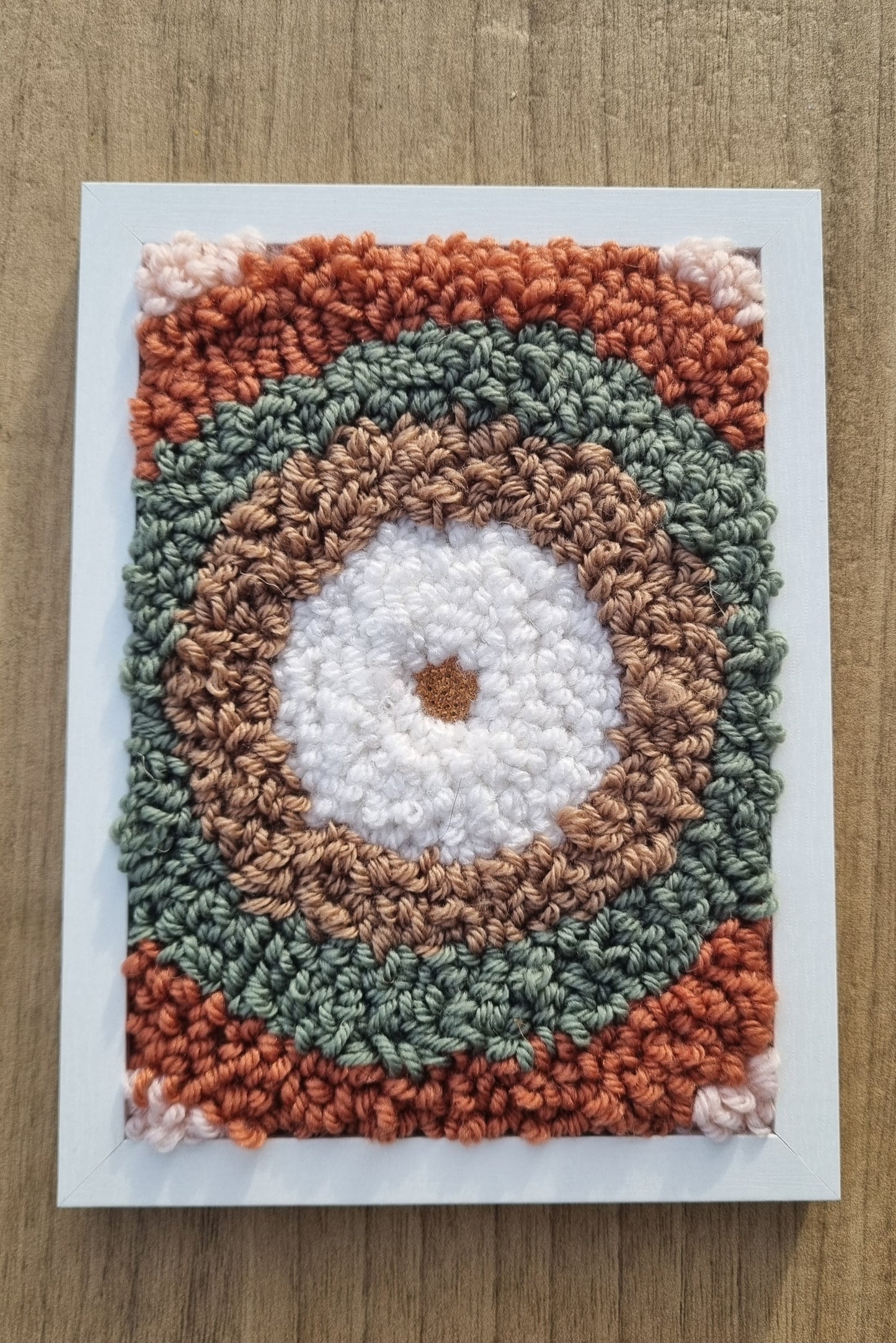 Cadre déco en punch needle / tufting, laine tons chauds beige, marron, orange. Strass au centre, 15x20 cm