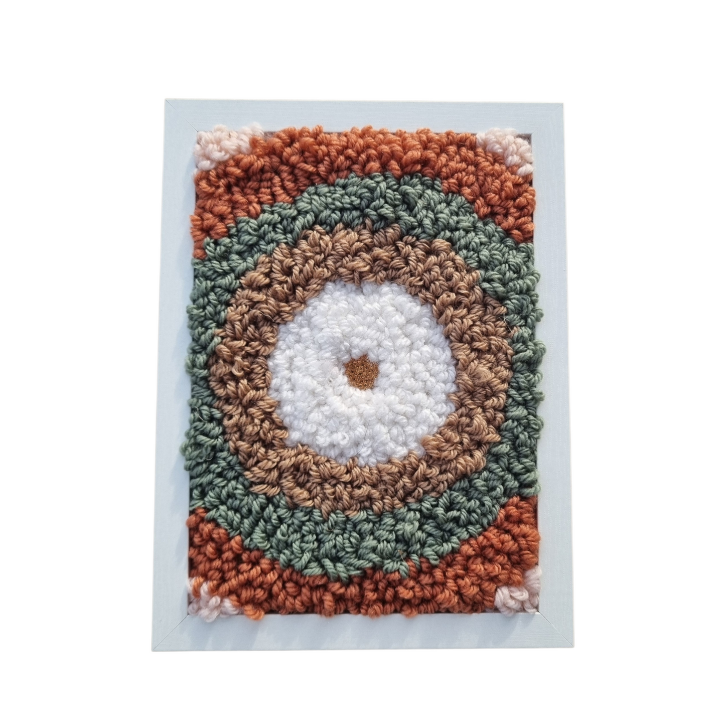 Cadre déco en punch needle / tufting, laine tons chauds beige, marron, orange. Strass au centre, 15x20 cm