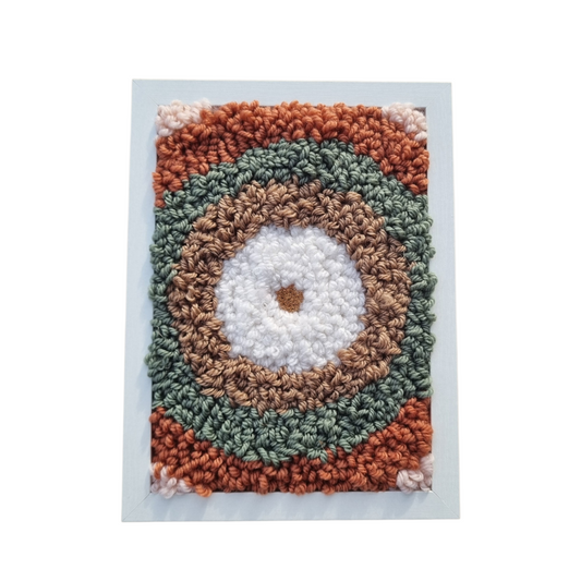 Cadre déco en punch needle / tufting, laine tons chauds beige, marron, orange. Strass au centre, 15x20 cm