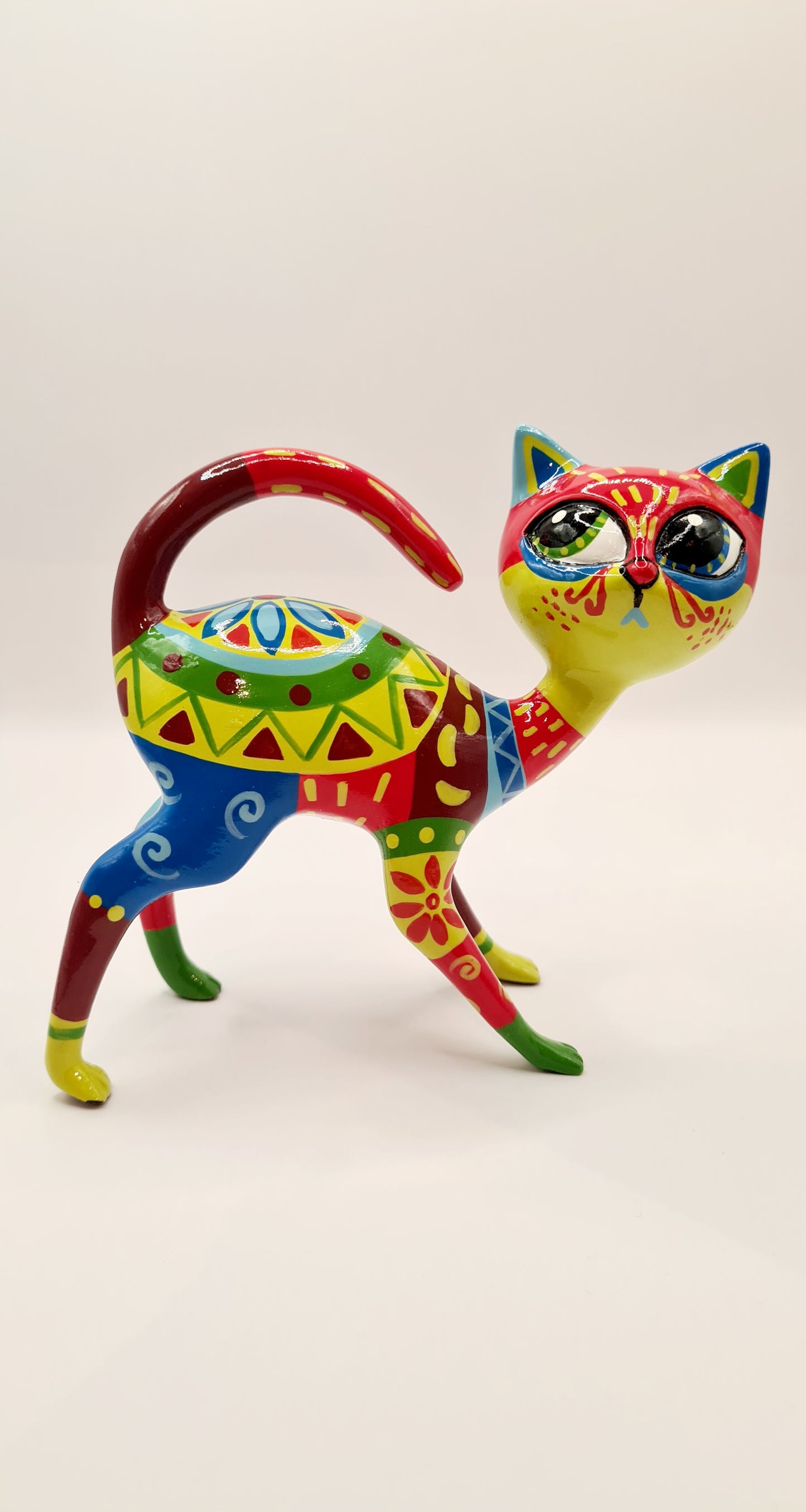 Statue chat mexicain résine multicolore. Longueur 14 centimètres
