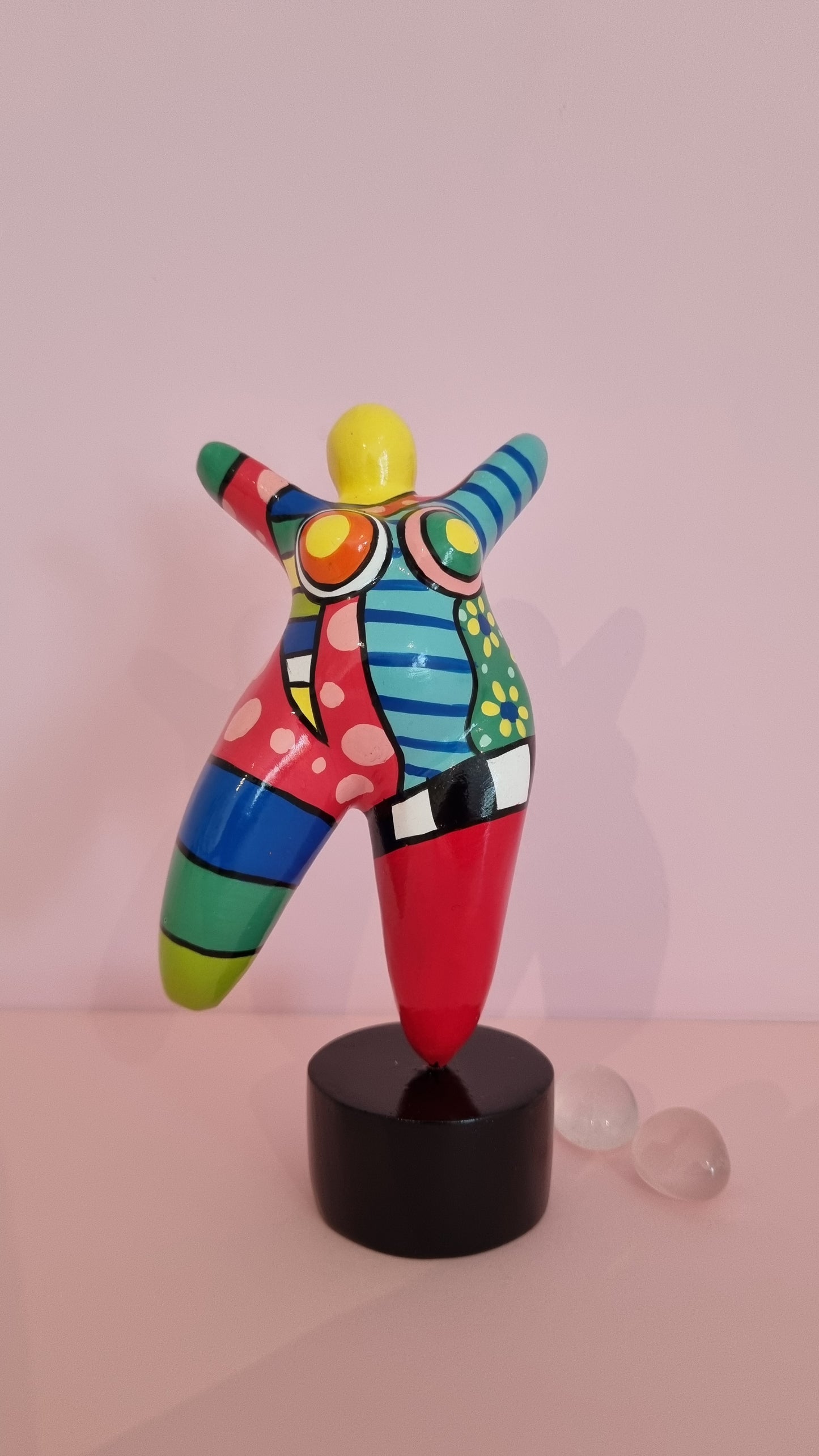 Statue de femme ronde danseuse, style Nana, en résine multicolore. Hauteur 17 centimètres