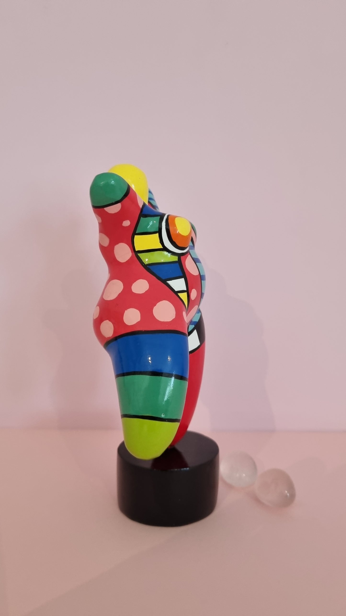 Statue de femme ronde danseuse, style Nana, en résine multicolore. Hauteur 17 centimètres