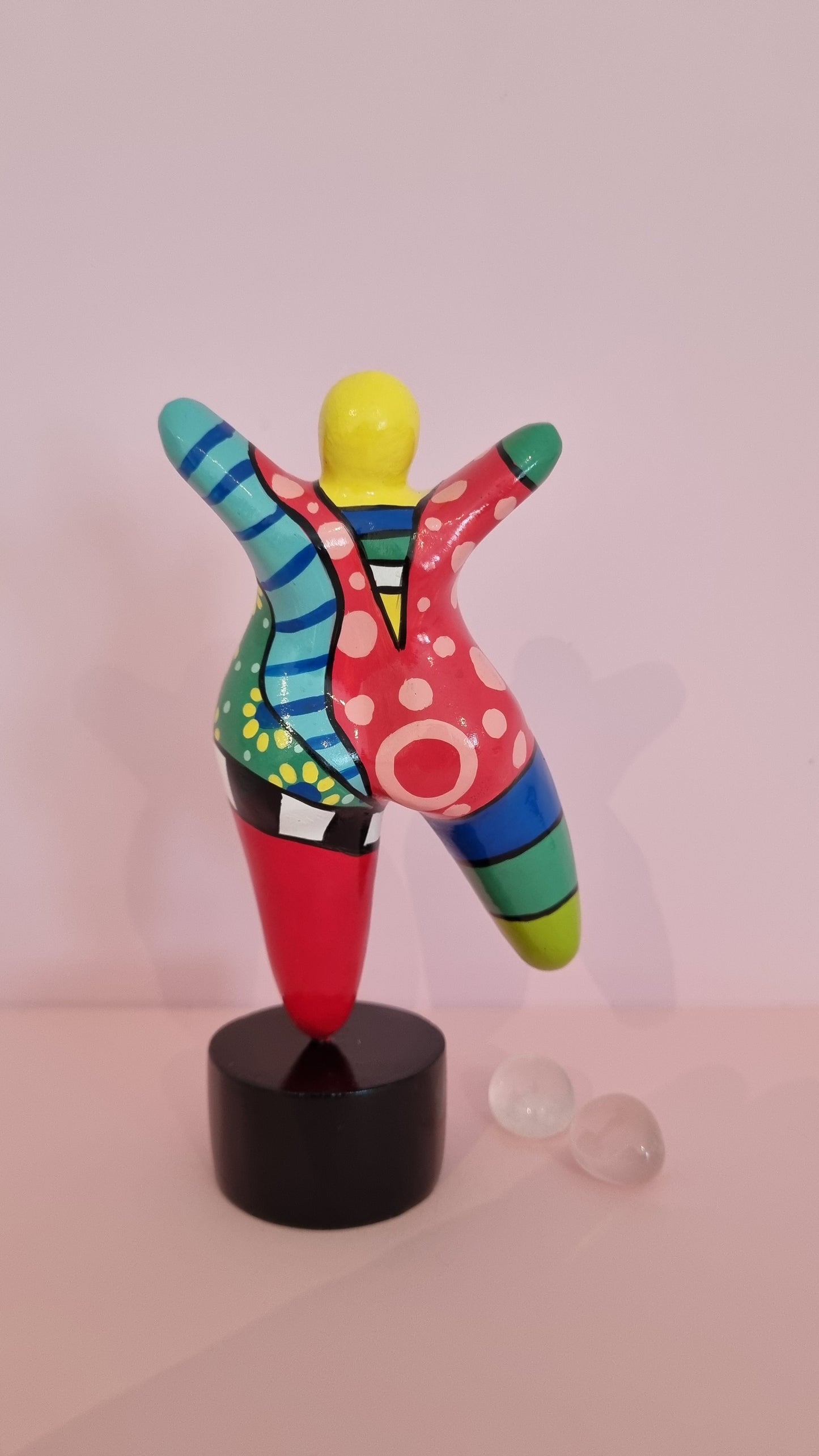 Statue de femme ronde danseuse, style Nana, en résine multicolore. Hauteur 17 centimètres
